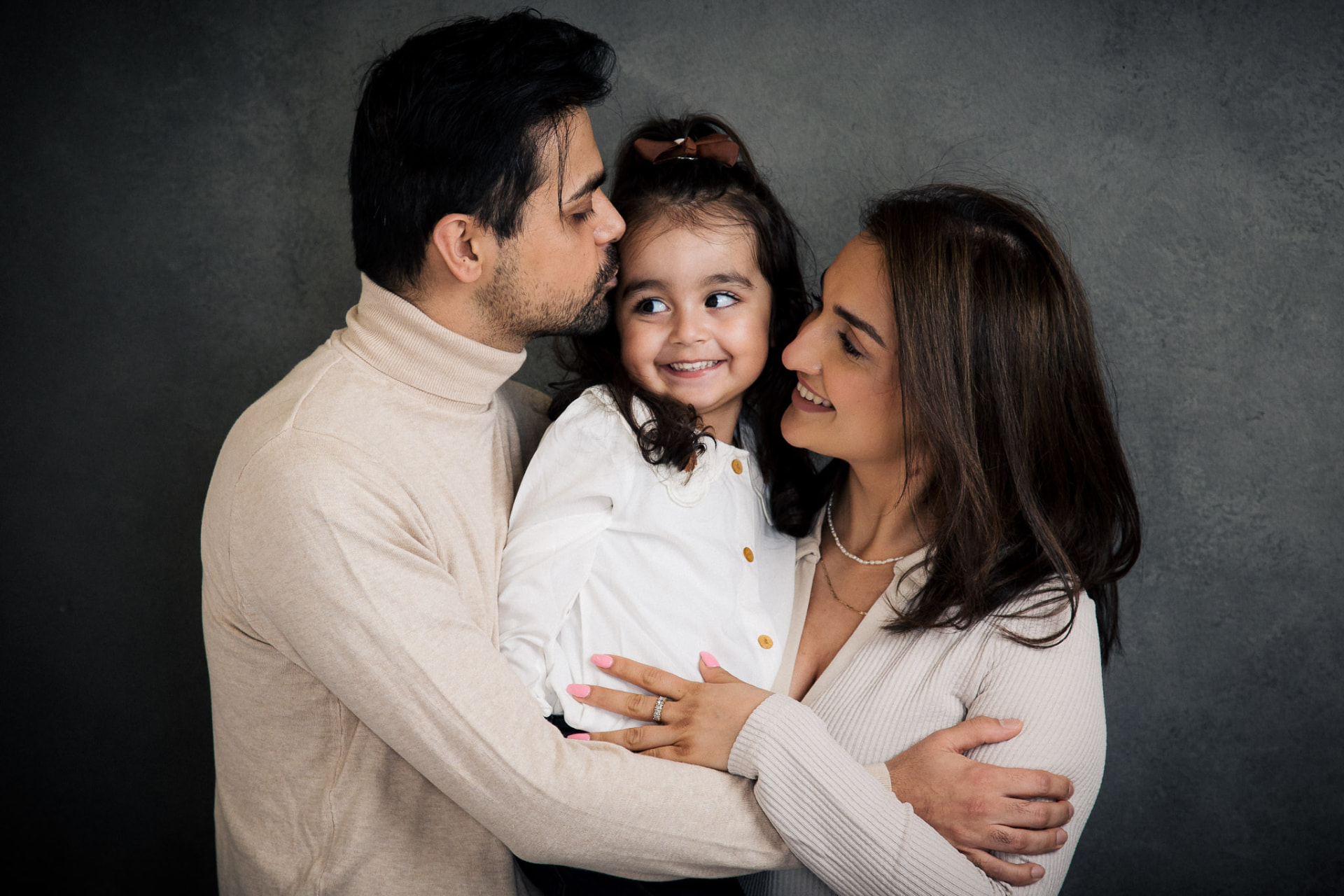 Familie med datter fotograferet på grå studiebaggrund i Aabybro