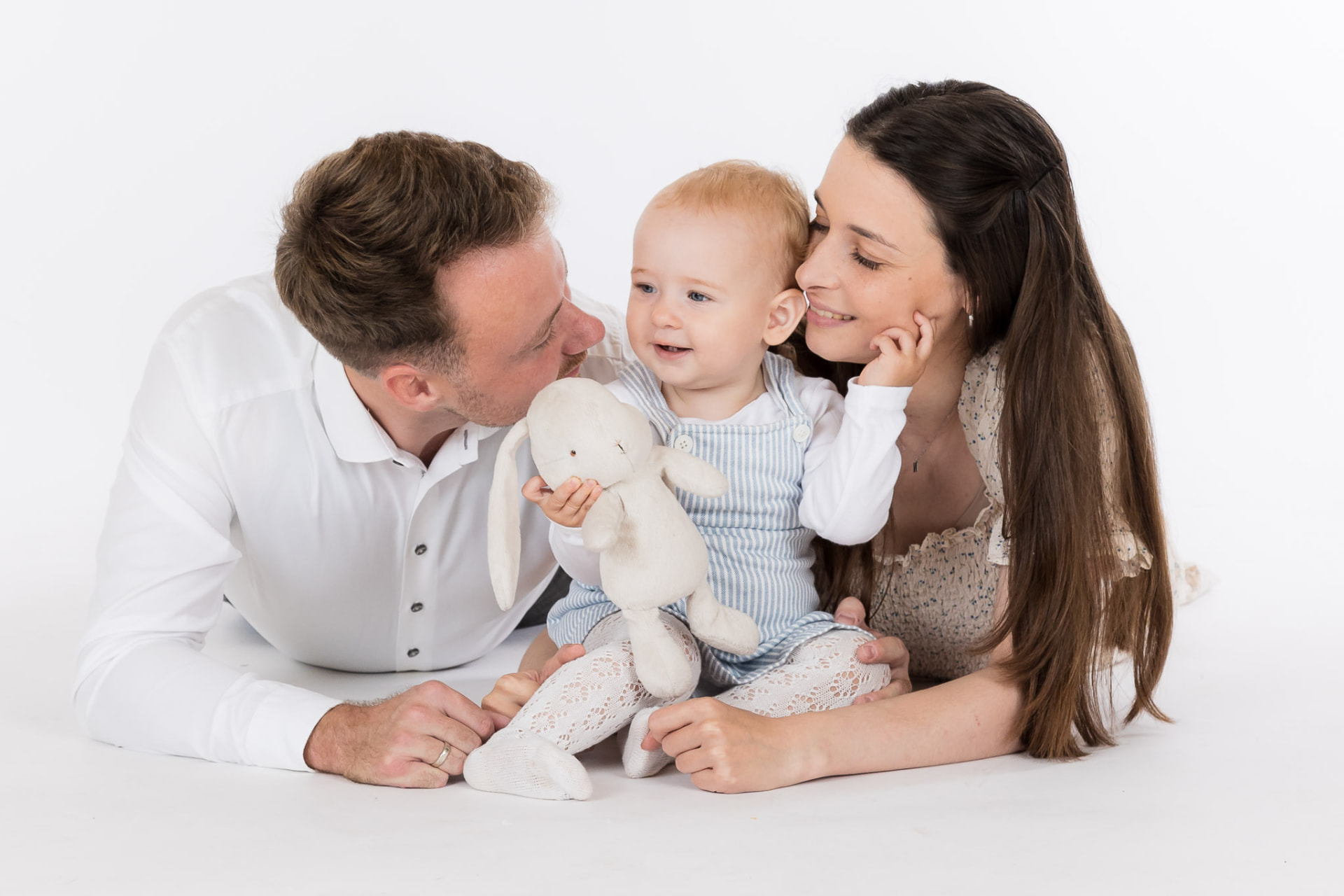 Familie med baby og kaninbamse i lyst studie i Aabybro nær Aalborg