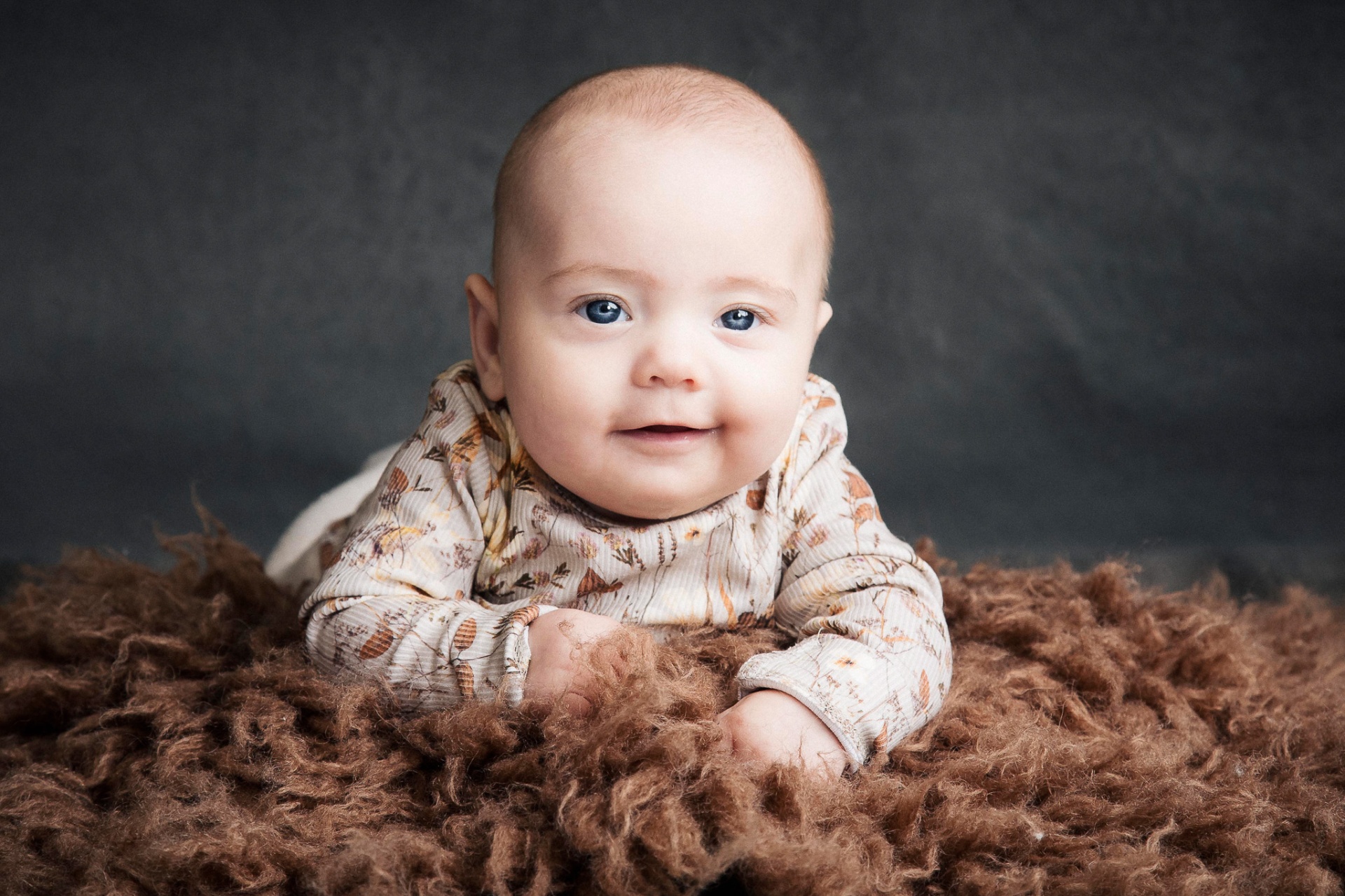 Smilende 3 måneder gammel baby i studie – babyfotograf Aabybro