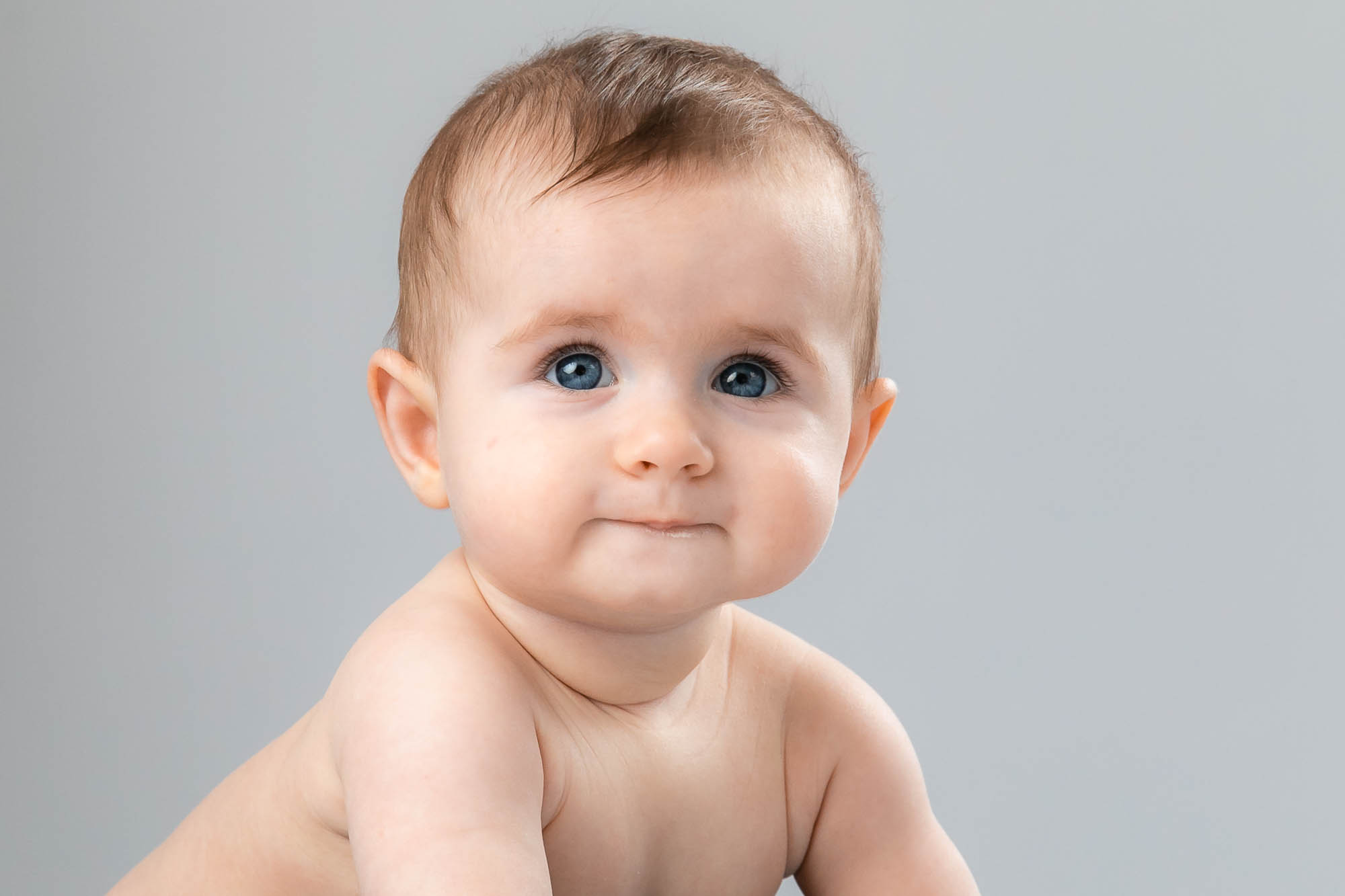 6 måneder gammel baby med blå øjne – babyfotografering Nordjylland