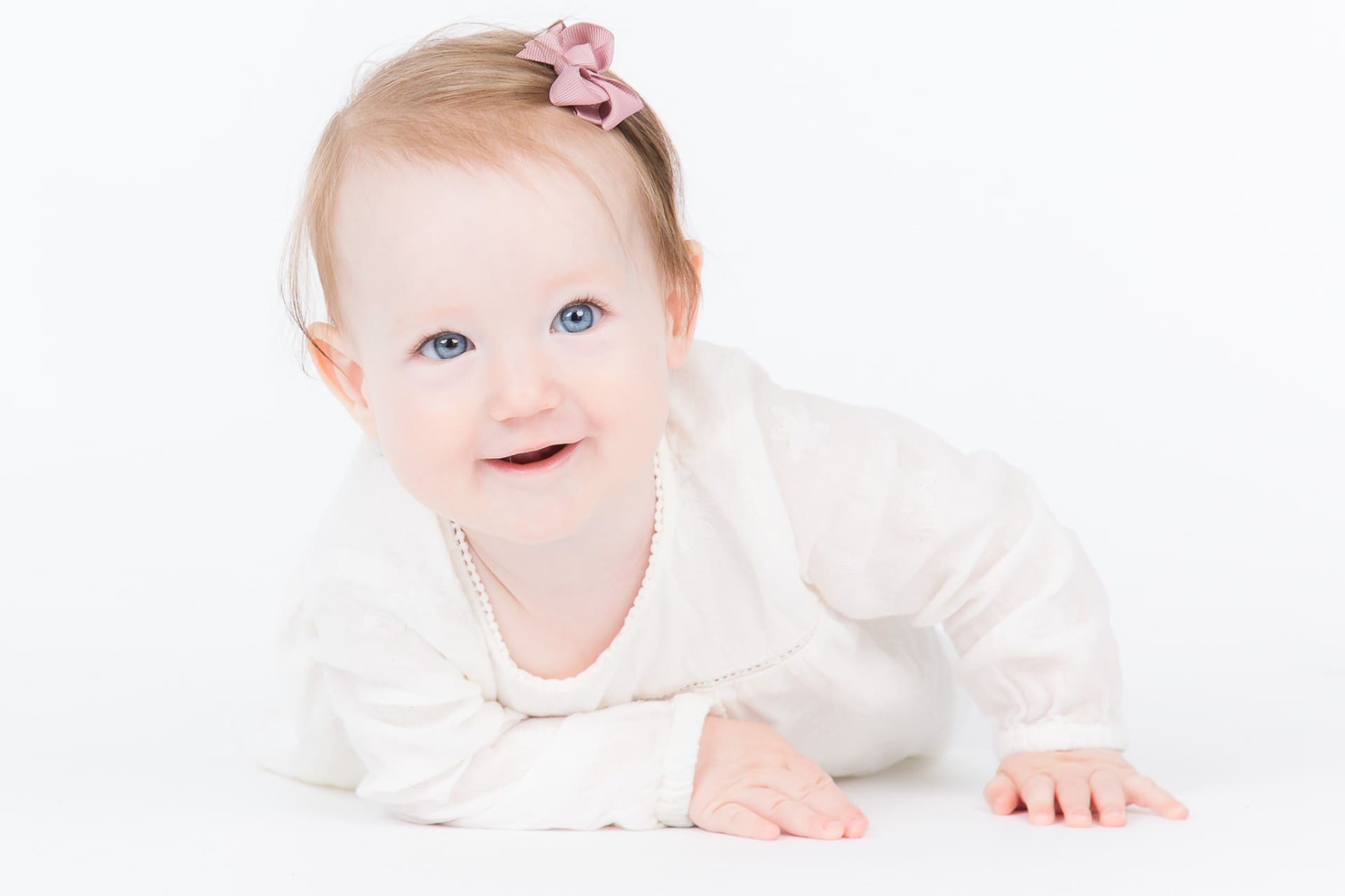 Baby kravler – 9-12 måneders babyfotografering i studie nær Aalborg
