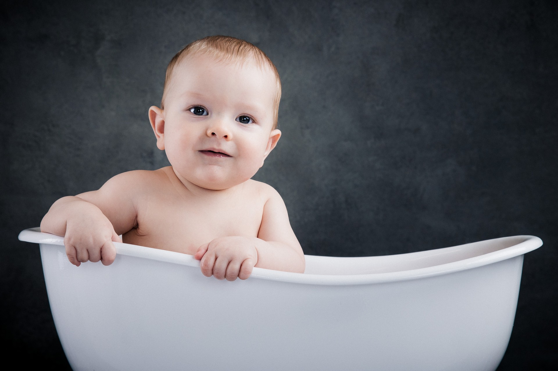 Sød baby i badekar til babyfotografering nær Aalborg