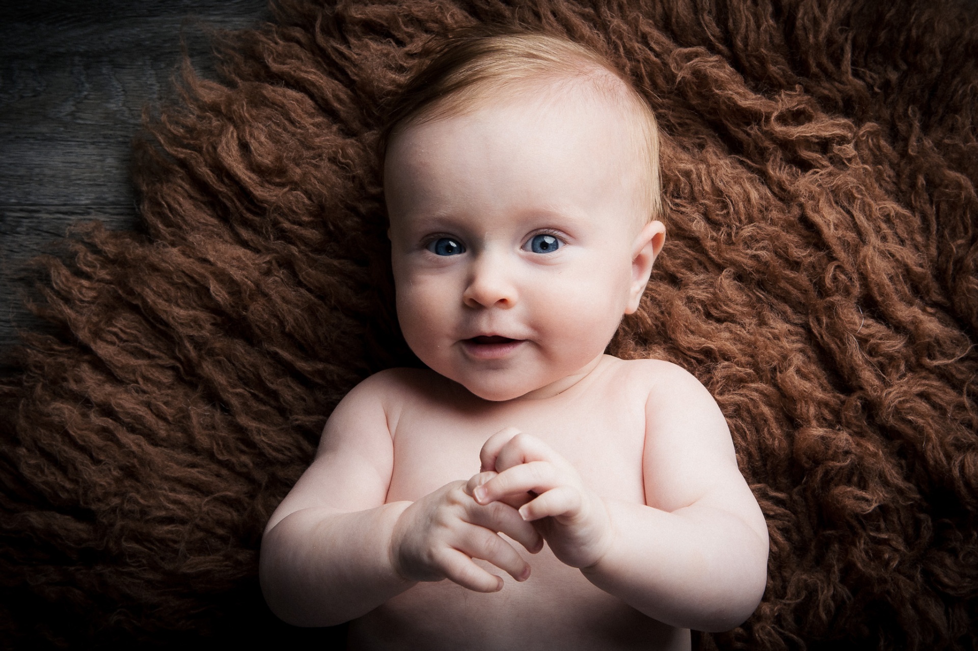 Babyfotografering i studie – baby med blå øjne på brun pels i Aabybro