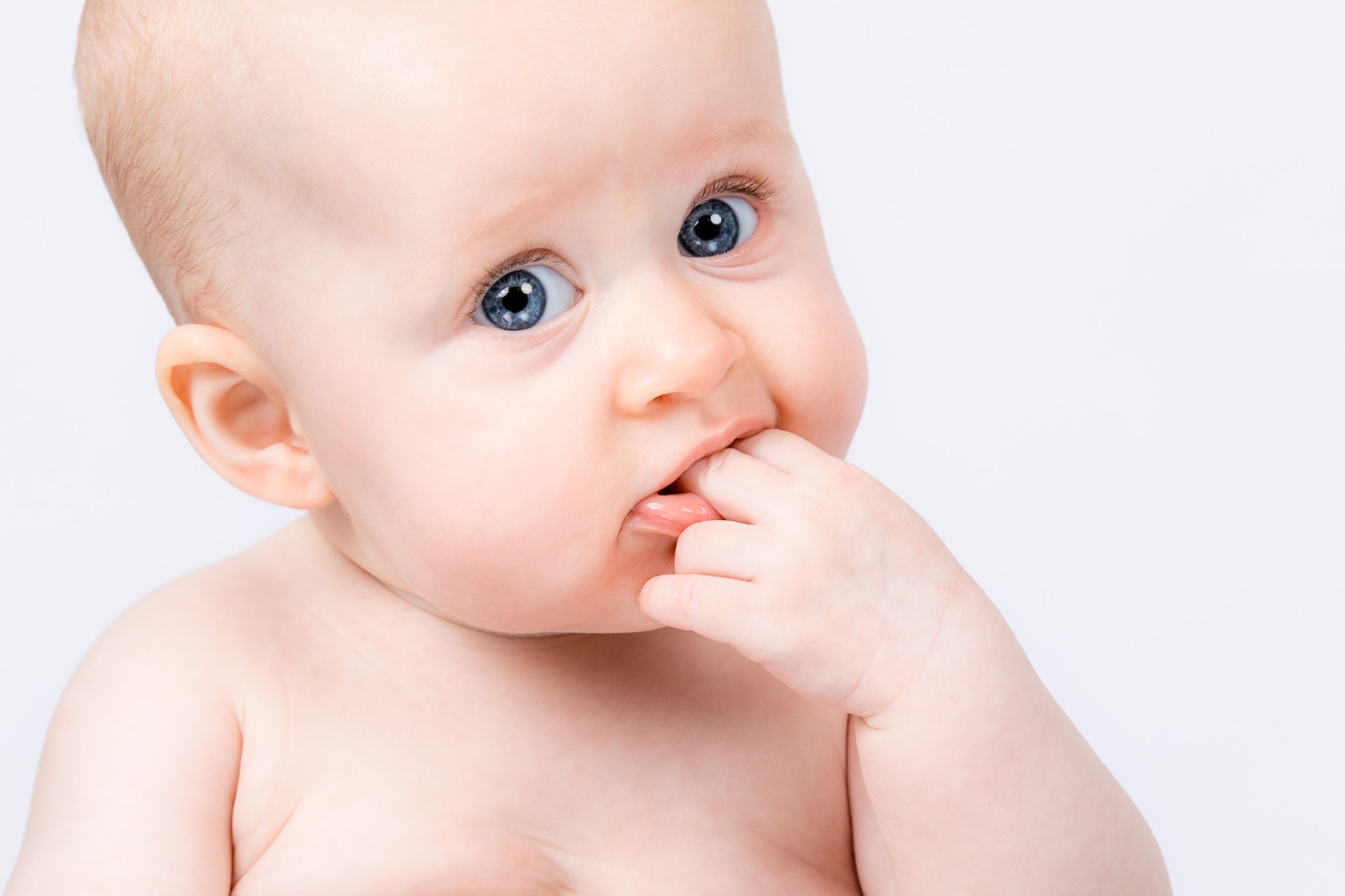 Baby med blå øjne – babyfotografering tæt på Aalborg