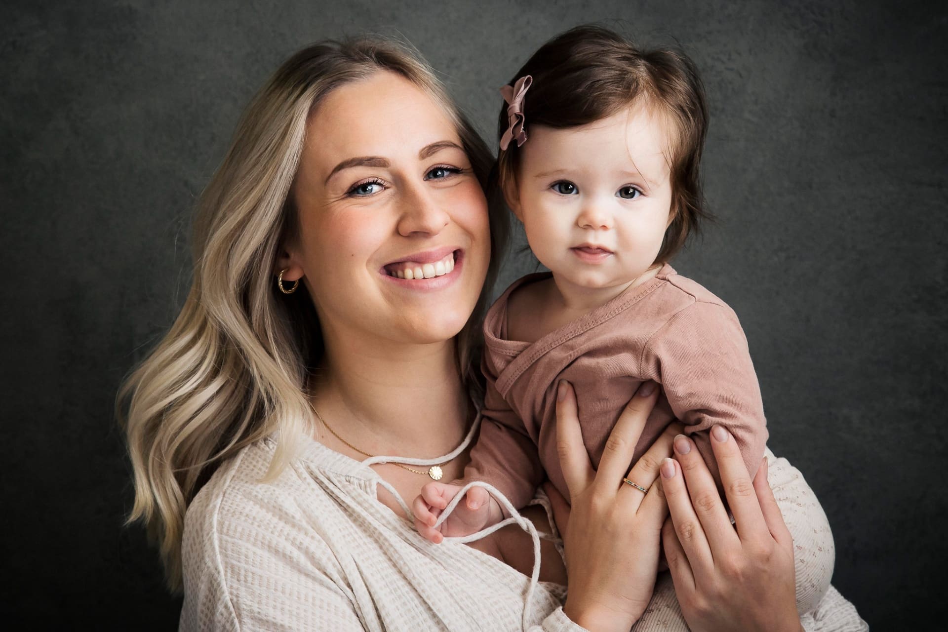 Søskende leger med klodser under familiefotografering i studie