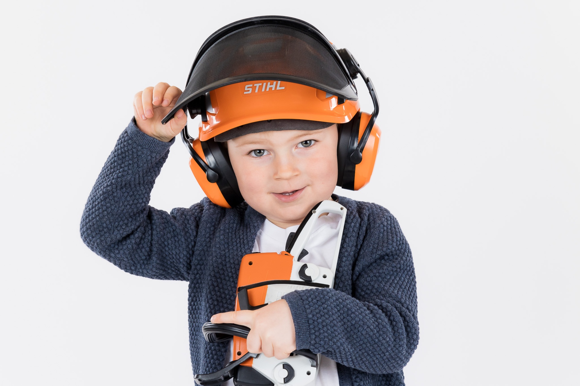 Dreng udklædt med hjelm og værktøj viser sin personlighed under fotografering