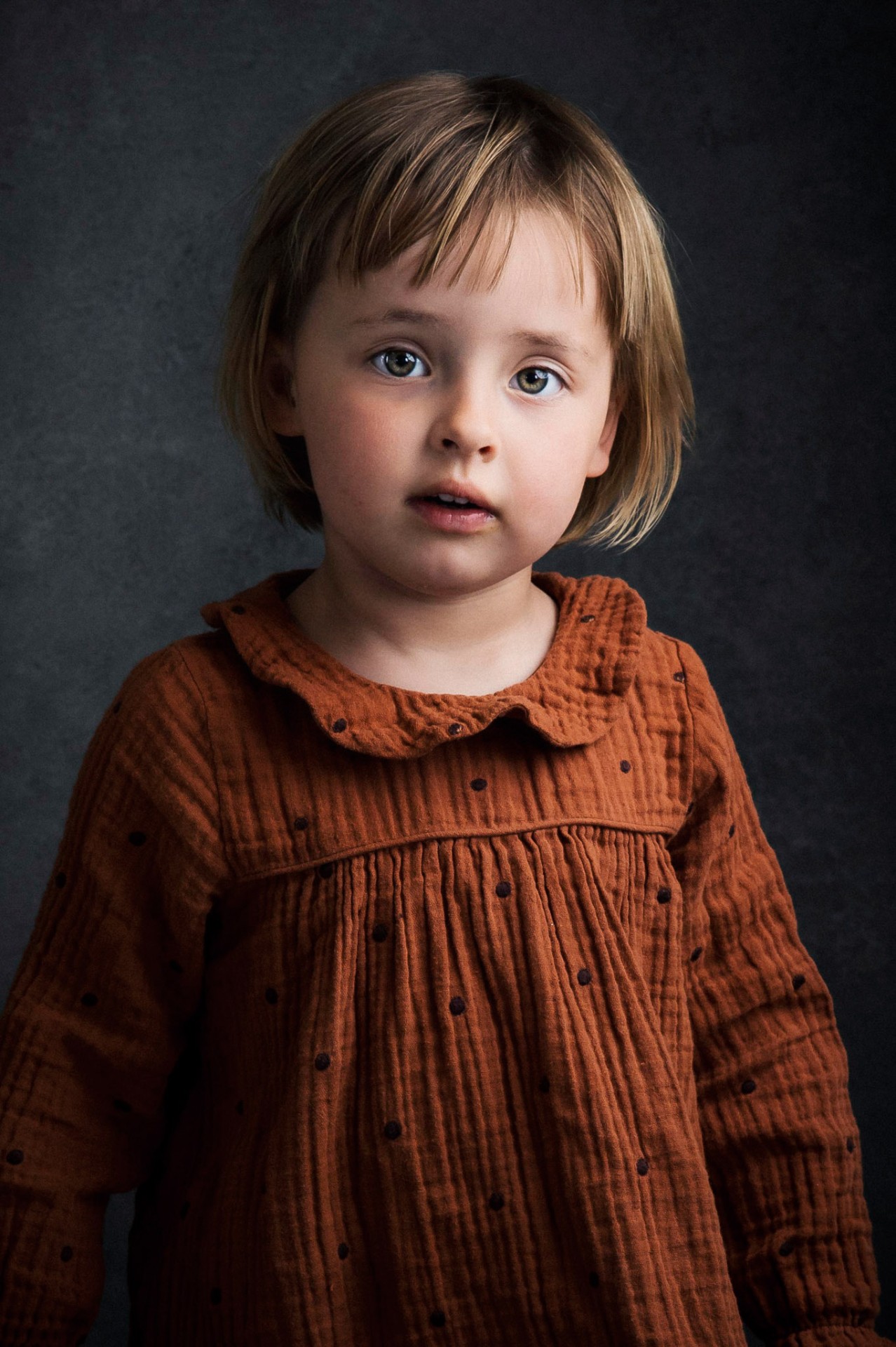 Dreng udklædt med hjelm og værktøj viser sin personlighed under fotografering