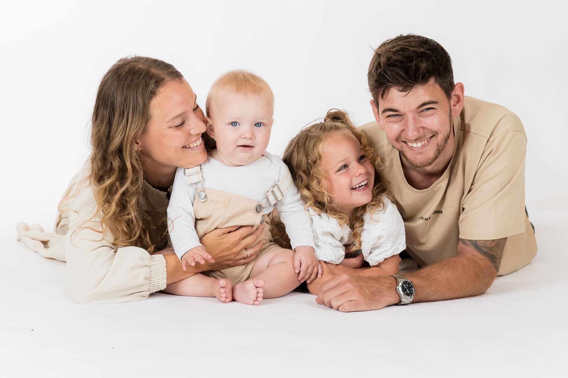 Familie i neutral nordisk æstetik