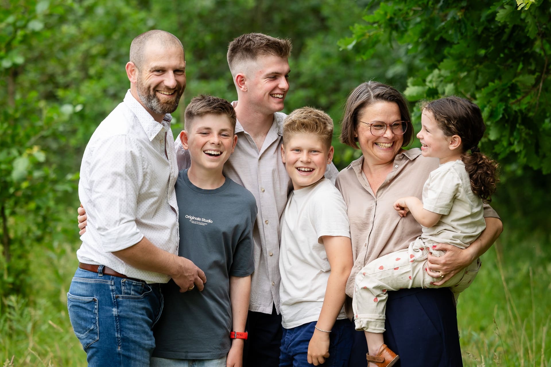 Familie fotograferet udendørs i grøn natur nær Aalborg