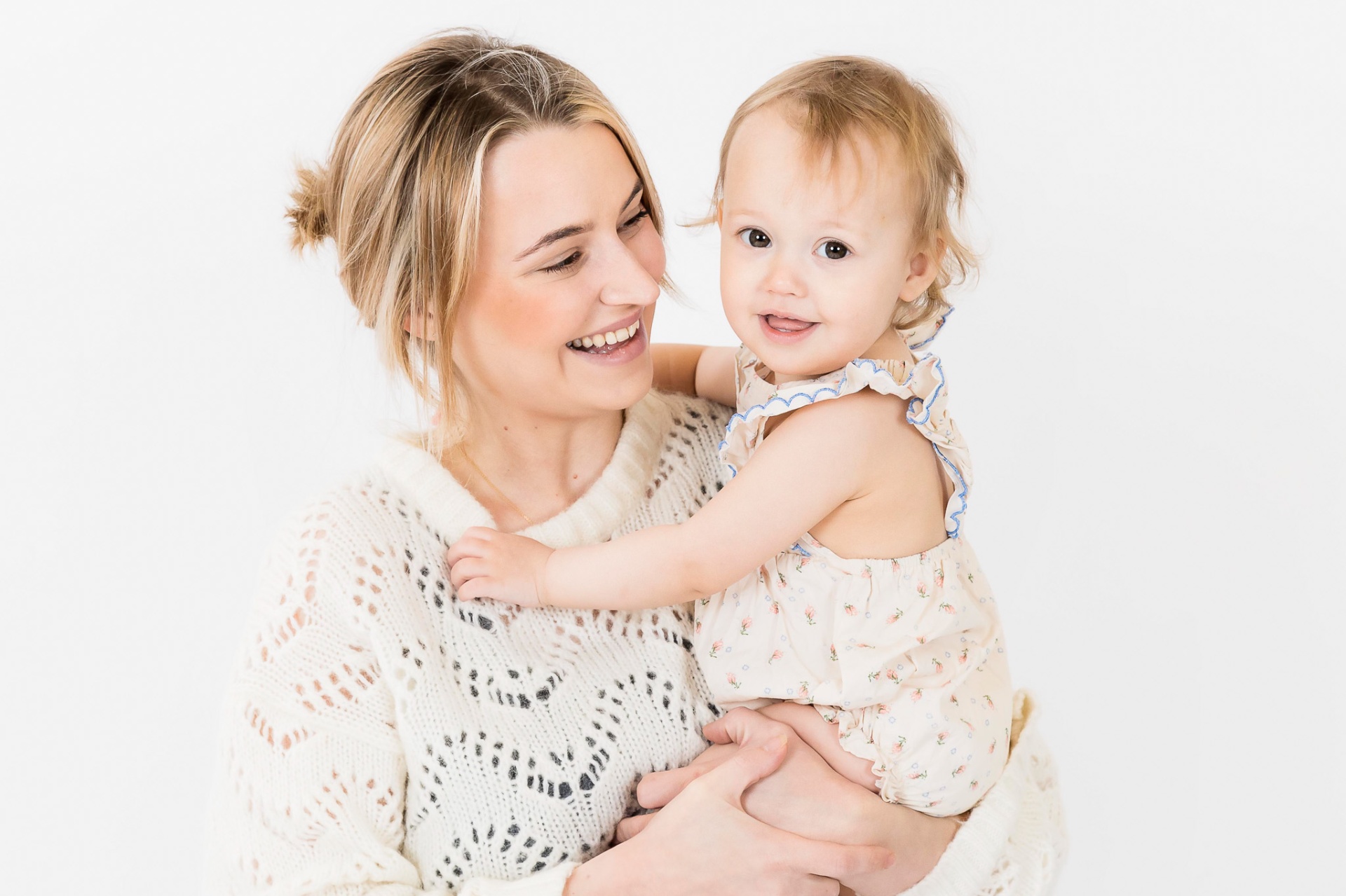 Mor og baby i cremefarvede strik og blonder til studie fotografering i Aabybro