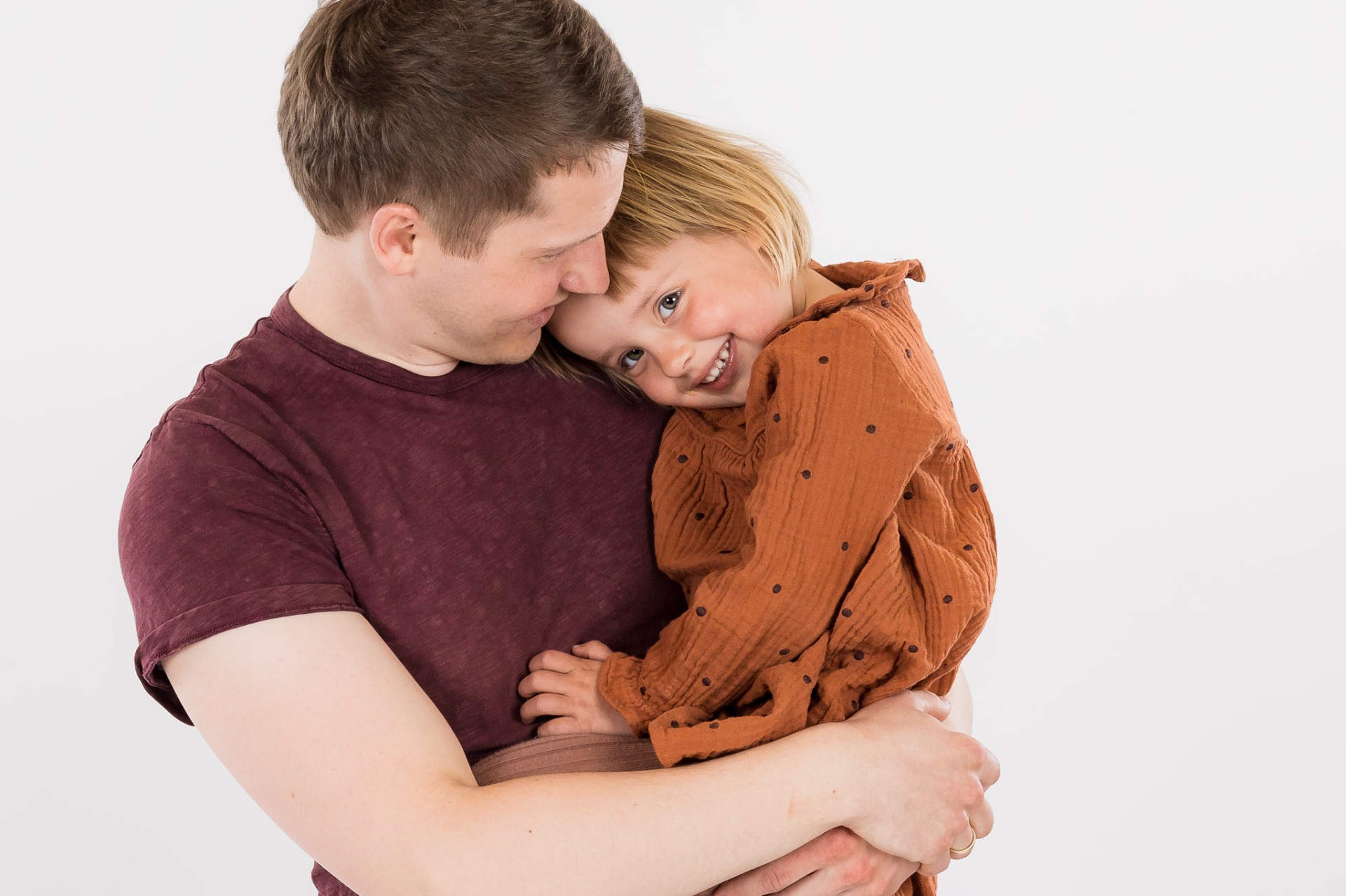 Far og datter i kærligt øjeblik fotograferet i professionelt studie i Aabybro