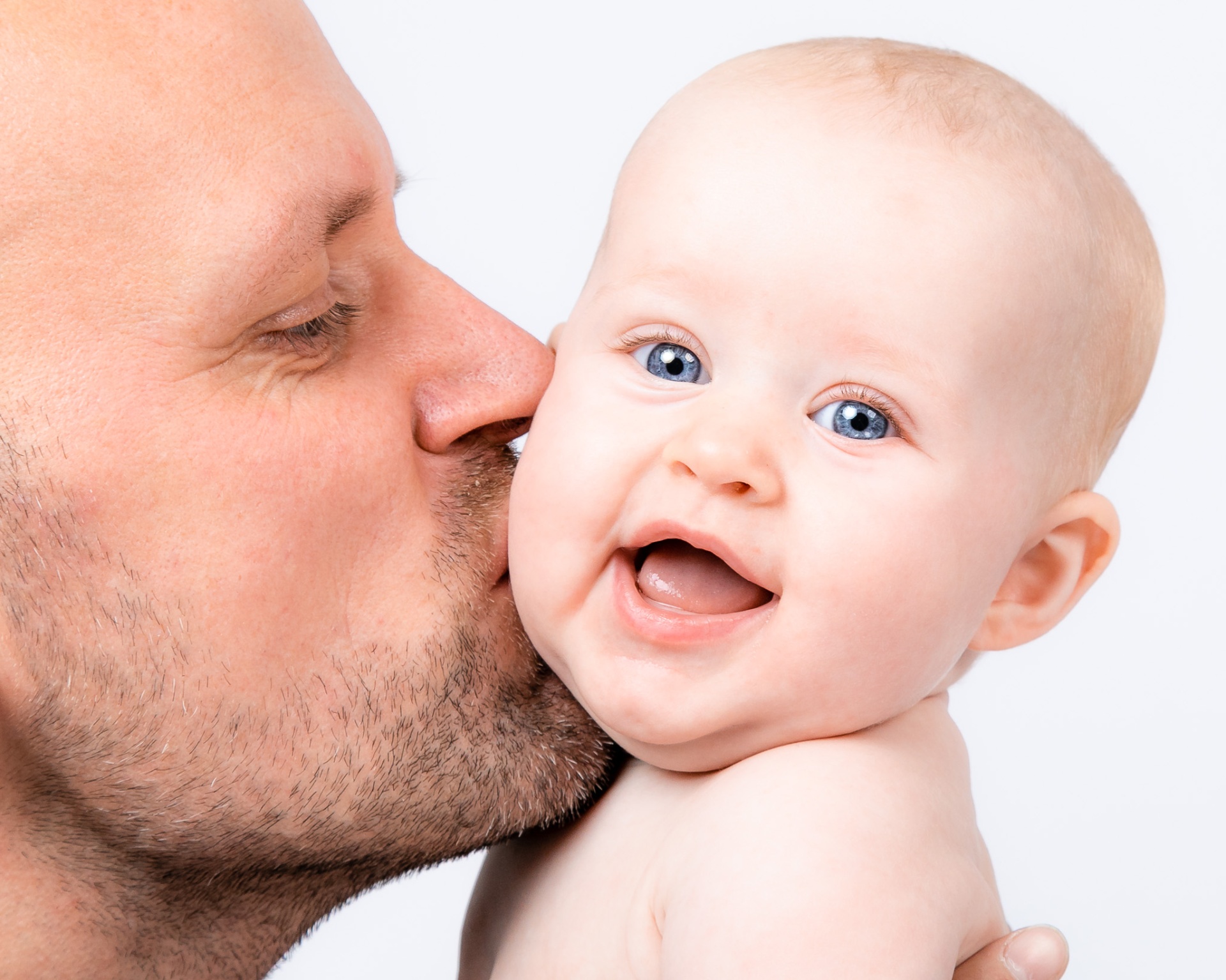 Far kysser baby fotografering