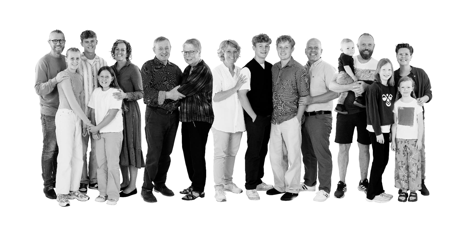 Storfamilie samlet i studie i Aabybro — familiefotografering i Nordjylland