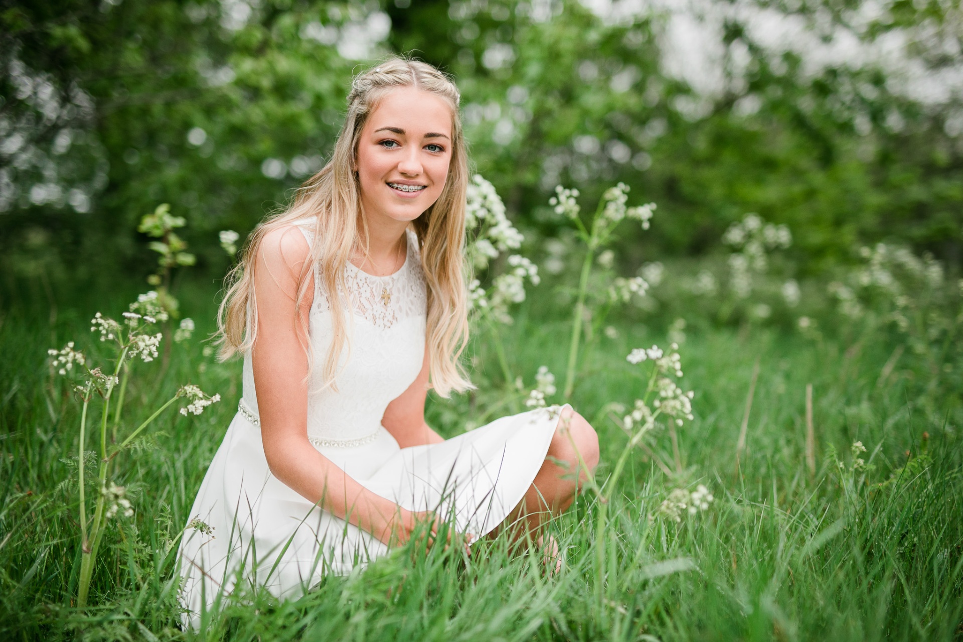 Konfirmand i golden hour lys – konfirmationsfotograf Aalborg