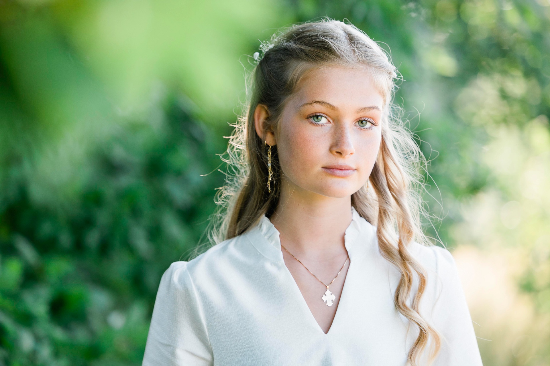 Elegant konfirmandportræt med grøn baggrund