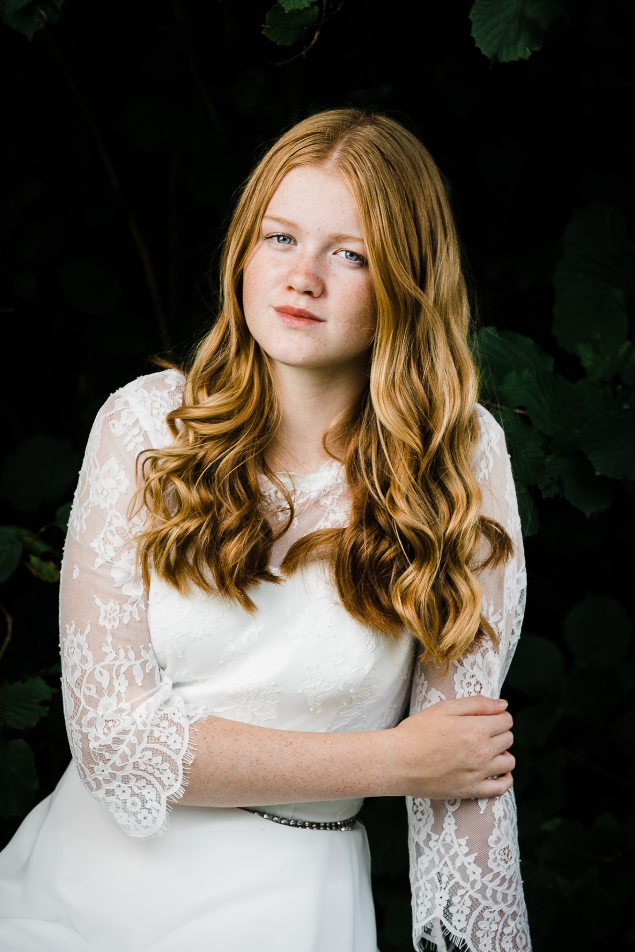 Konfirmand med rødt hår i blondeærmer