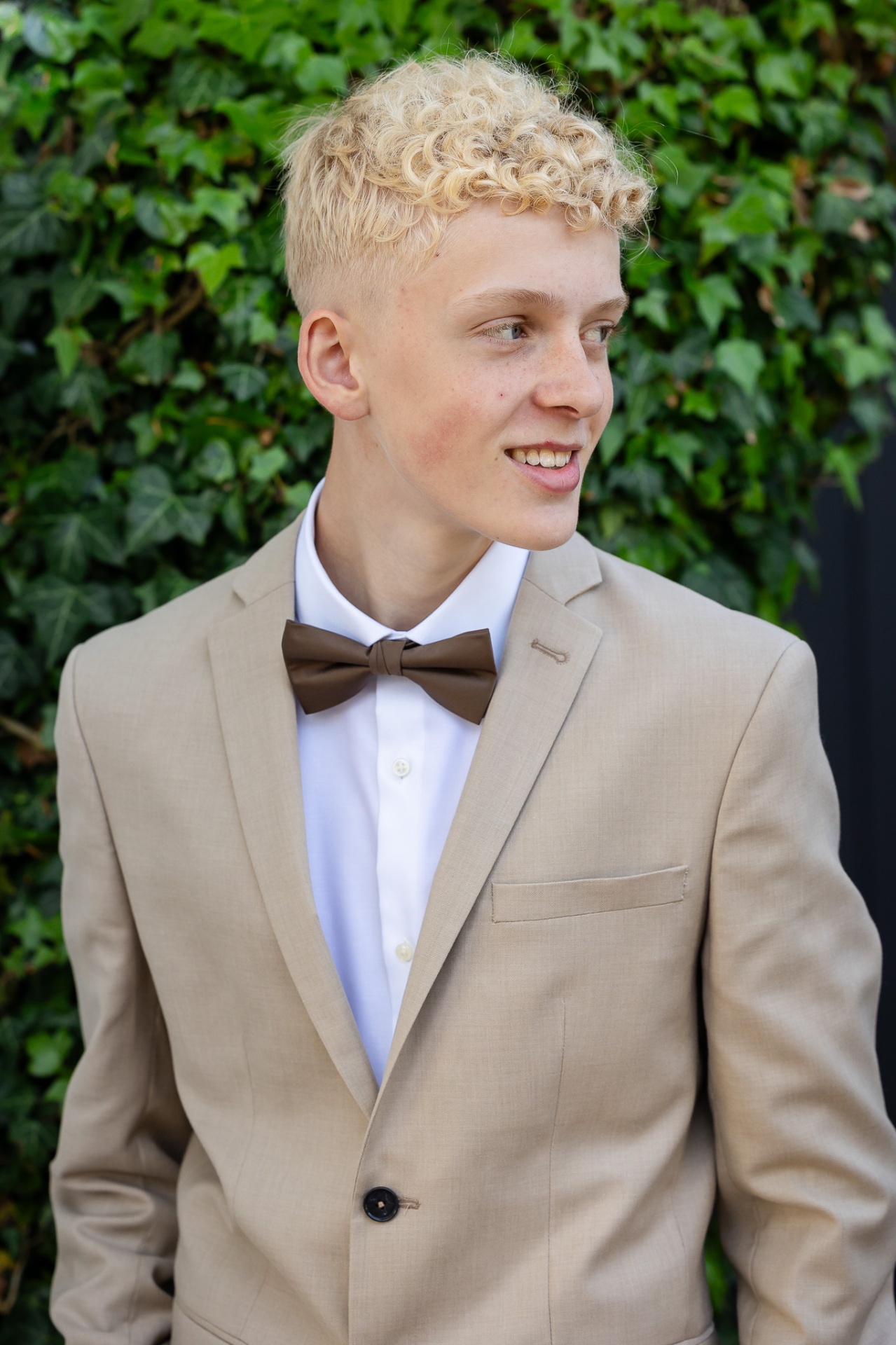 Dreng i beige jakkesæt med butterfly