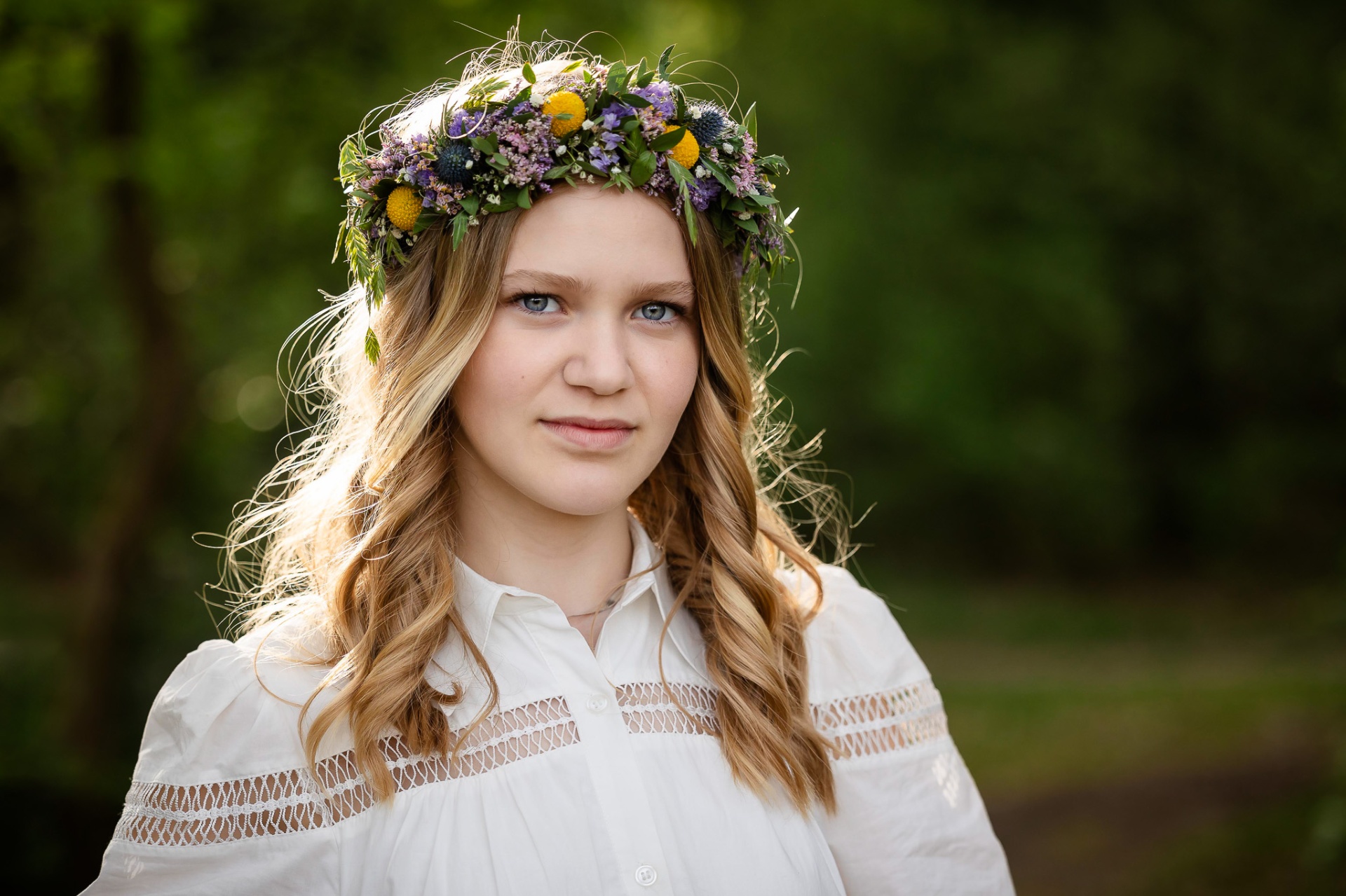 Konfirmand med blomsterkrans