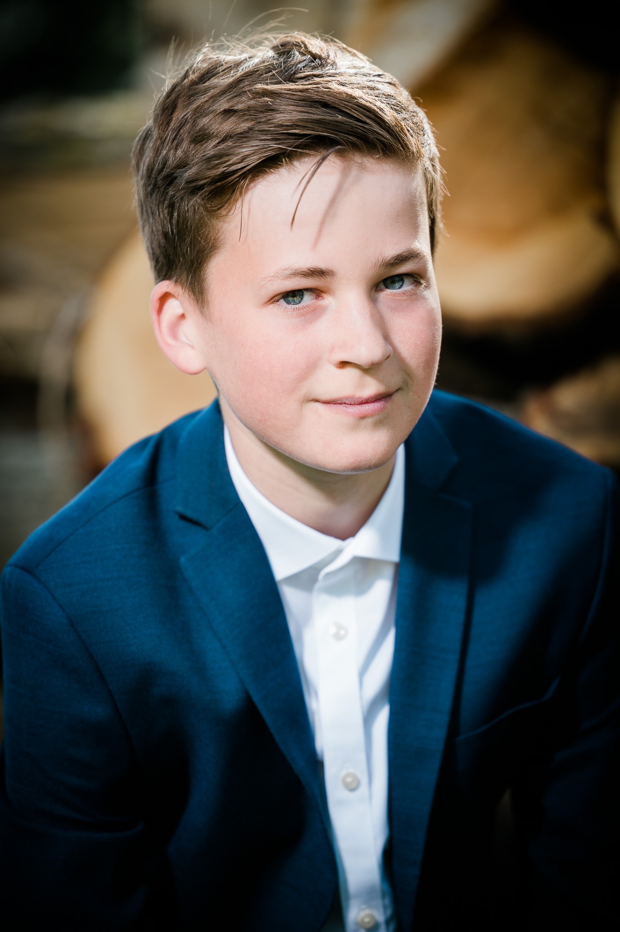 Dreng i mørkeblå jakke