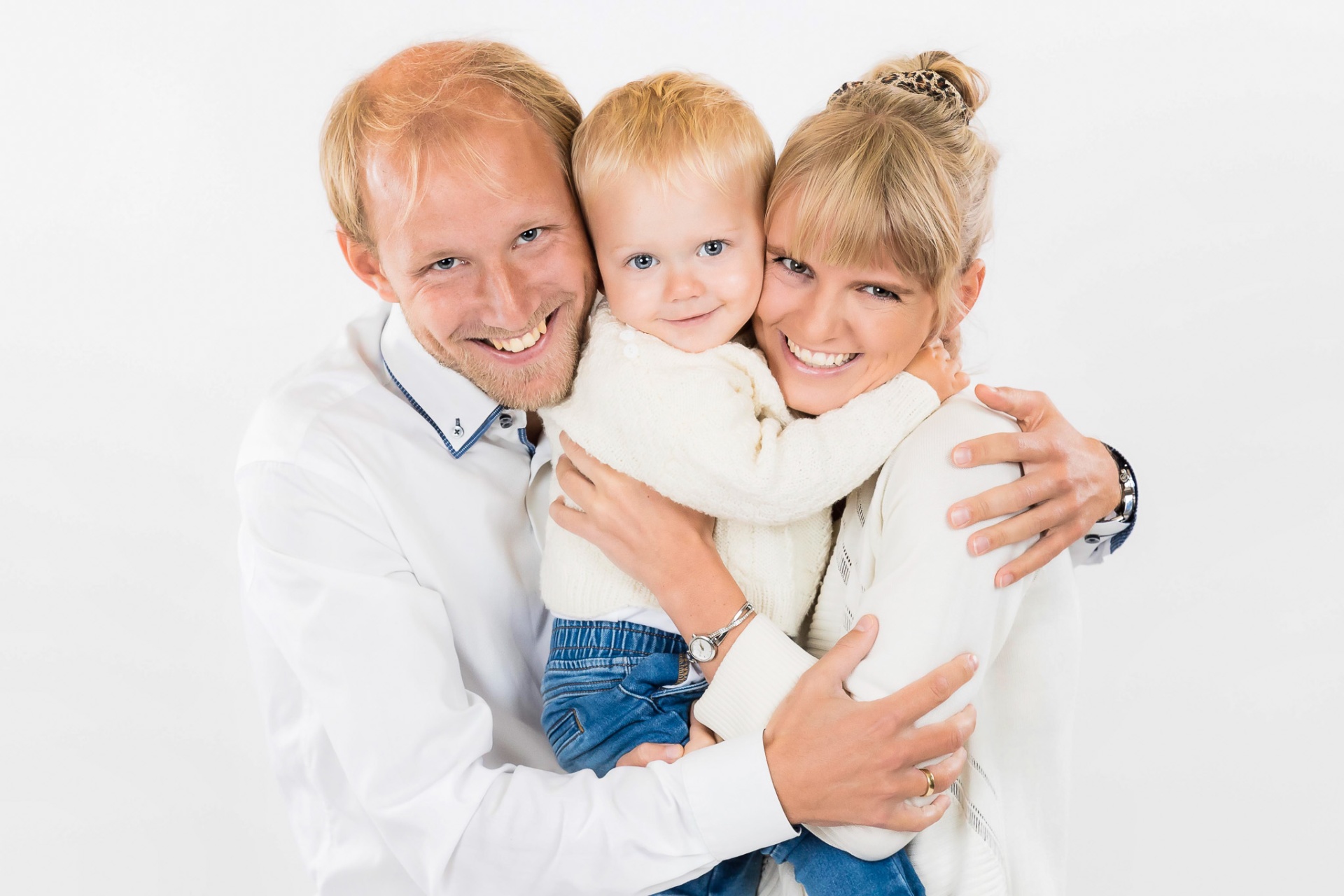 Familie i hvidt i lyst studie