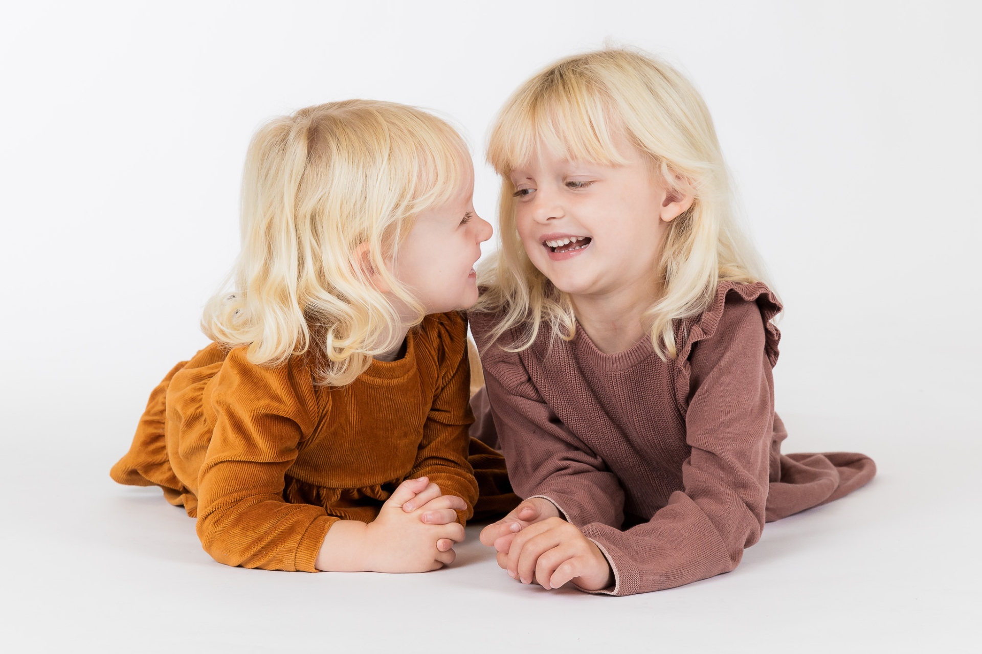 Søskende griner sammen i studie