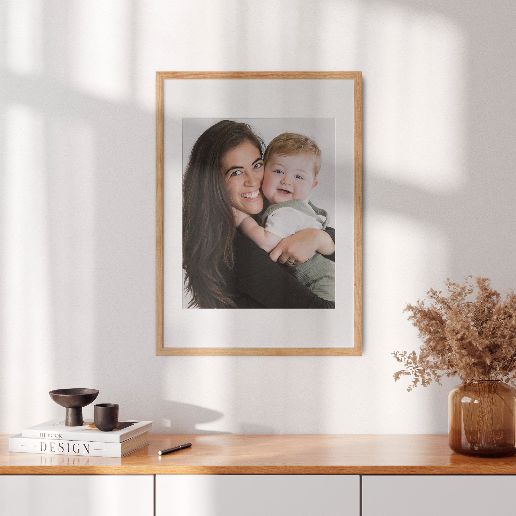 Mor og barn portræt på væg i stue