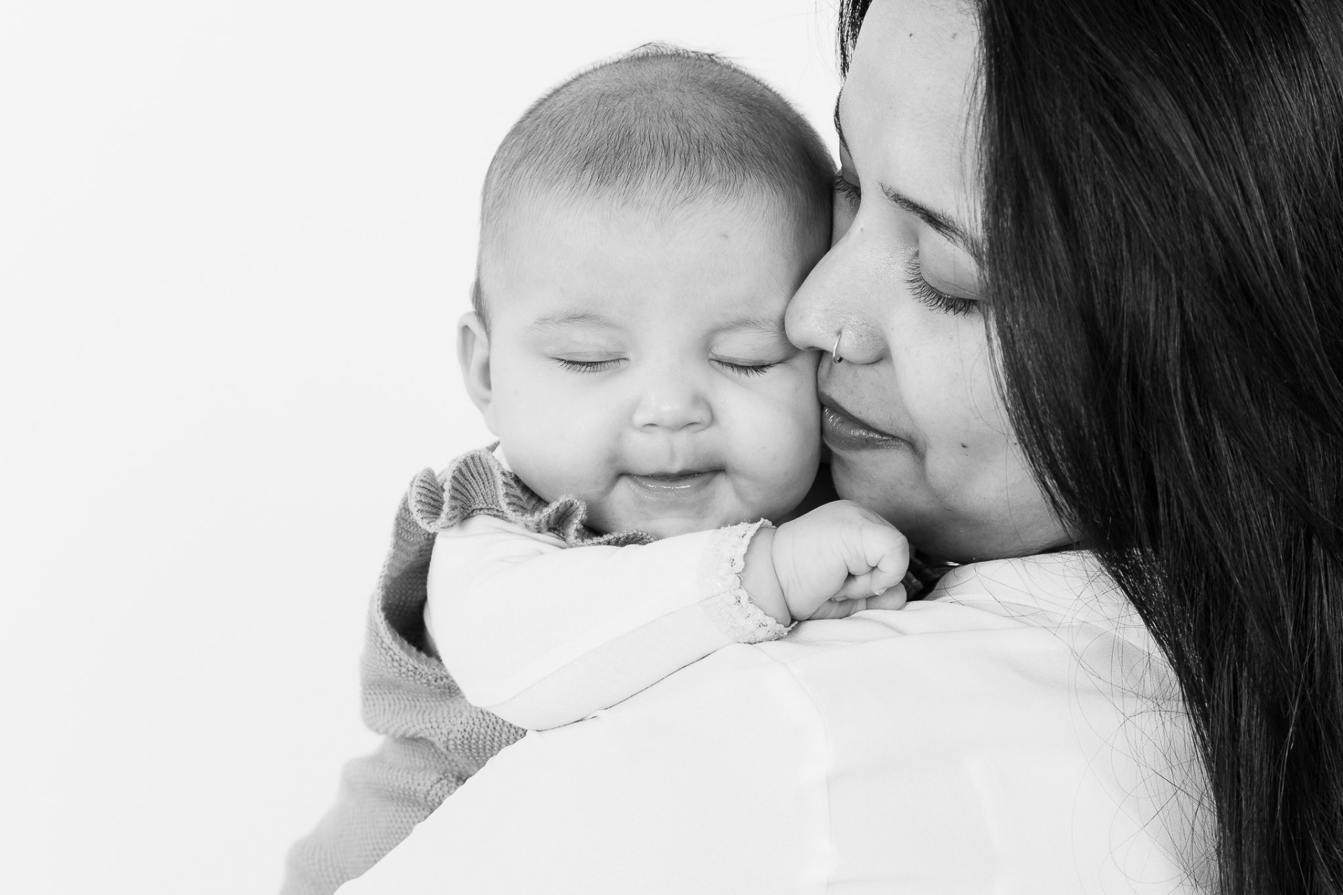 Mor og baby i intim stund – sort/hvid babyfotografering Aabybro