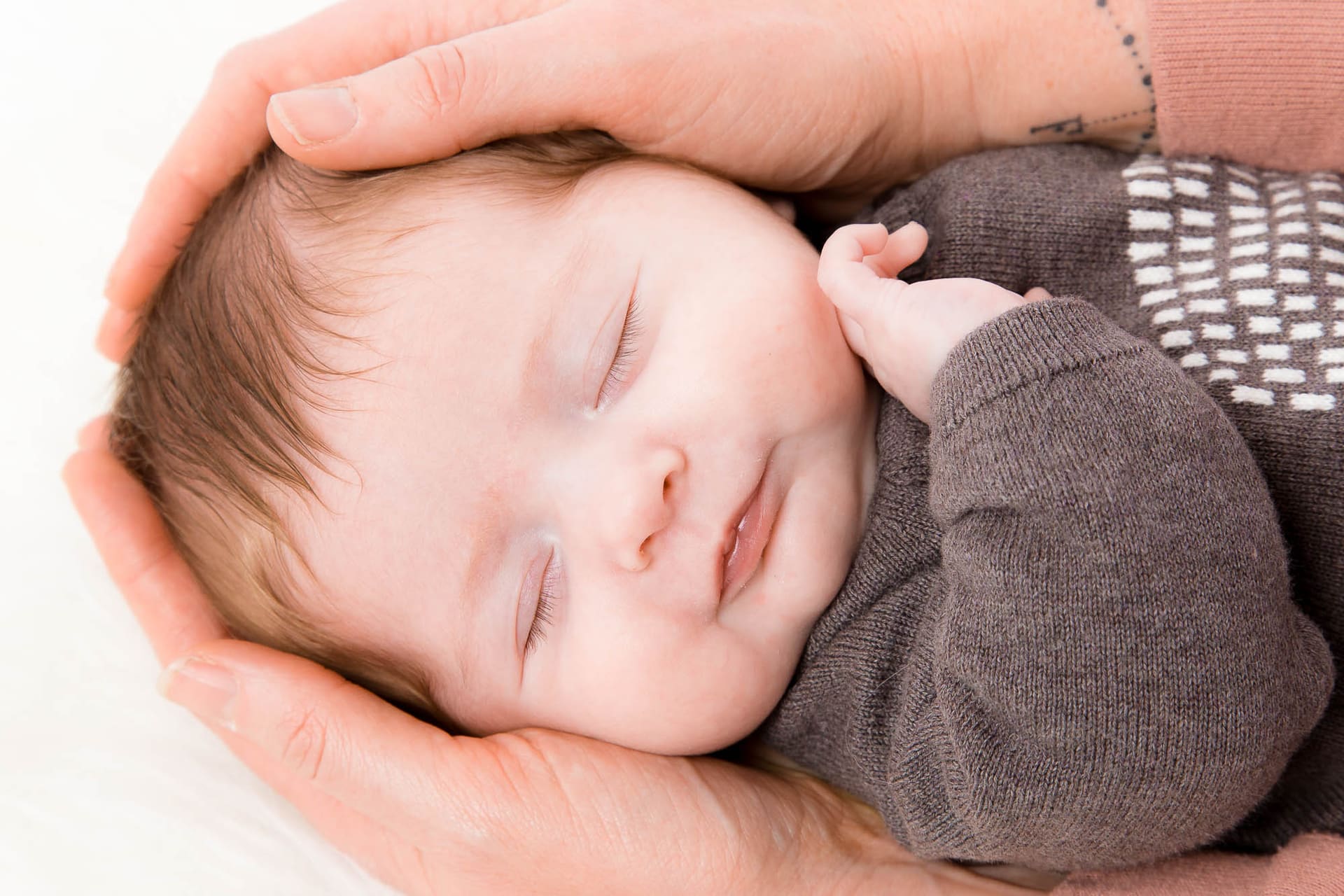 Nyfødt babys hænder