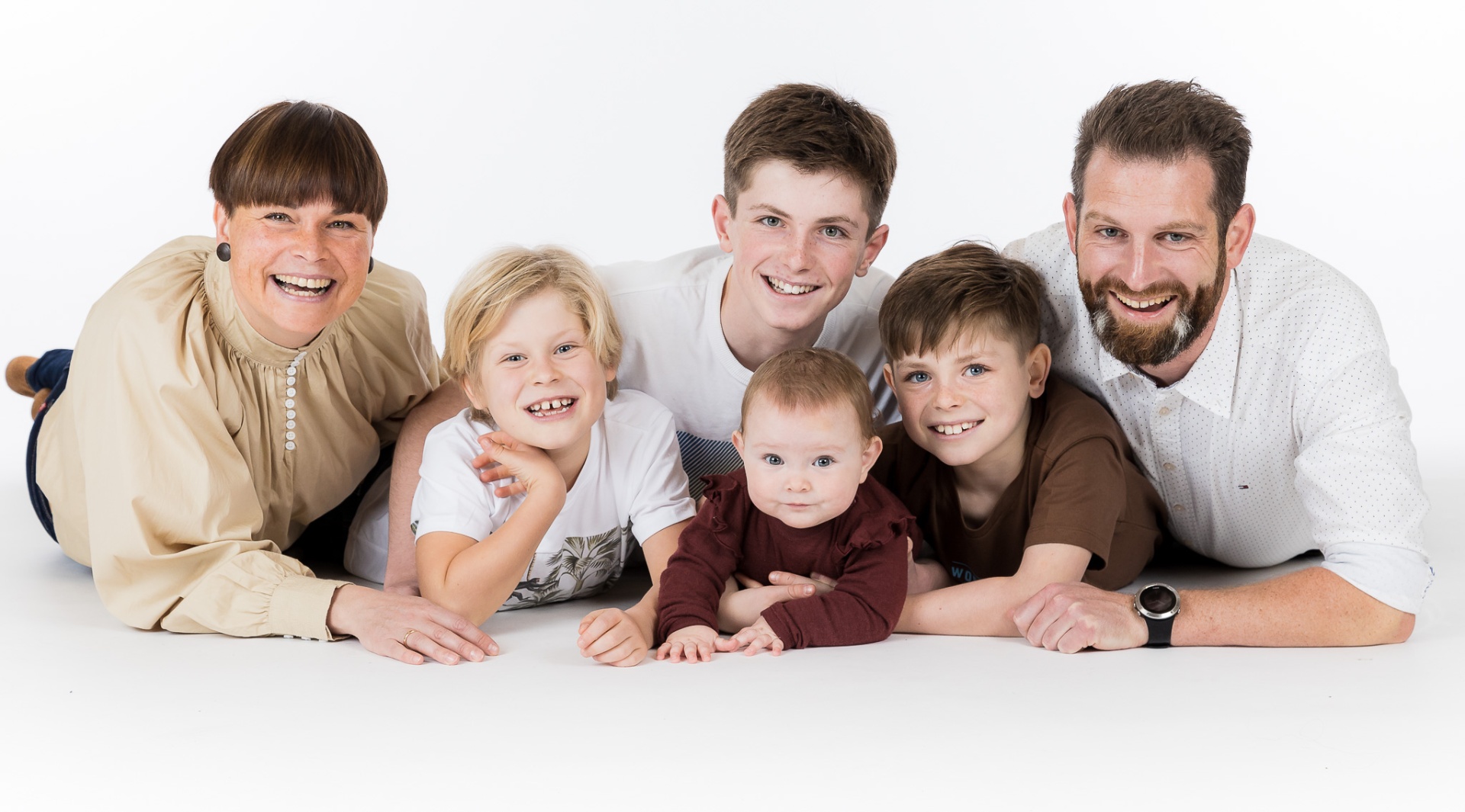 Udendørs familieportræt med naturligt lys