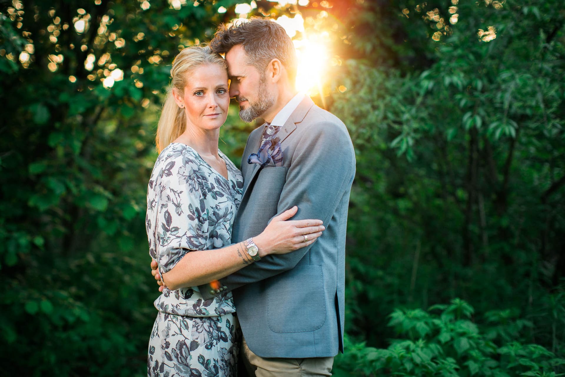 Par fotograferet udendørs i solnedgang nær Aabybro