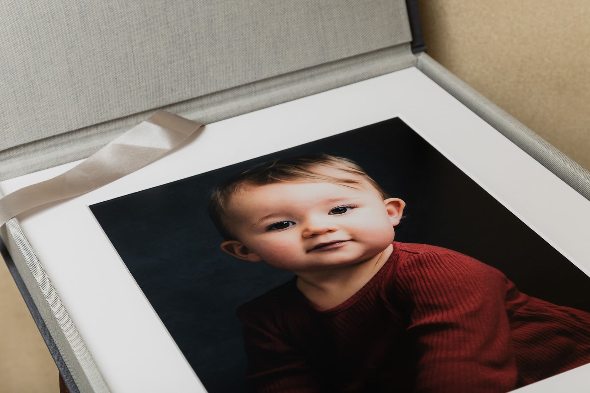 Portrætboks åben med babyportræt i høj kvalitet