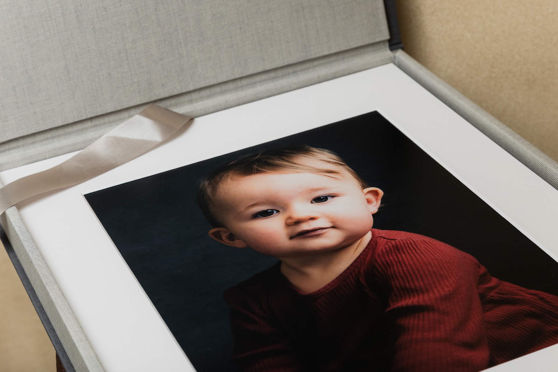 Portrætboks åben med babyportræt i høj kvalitet