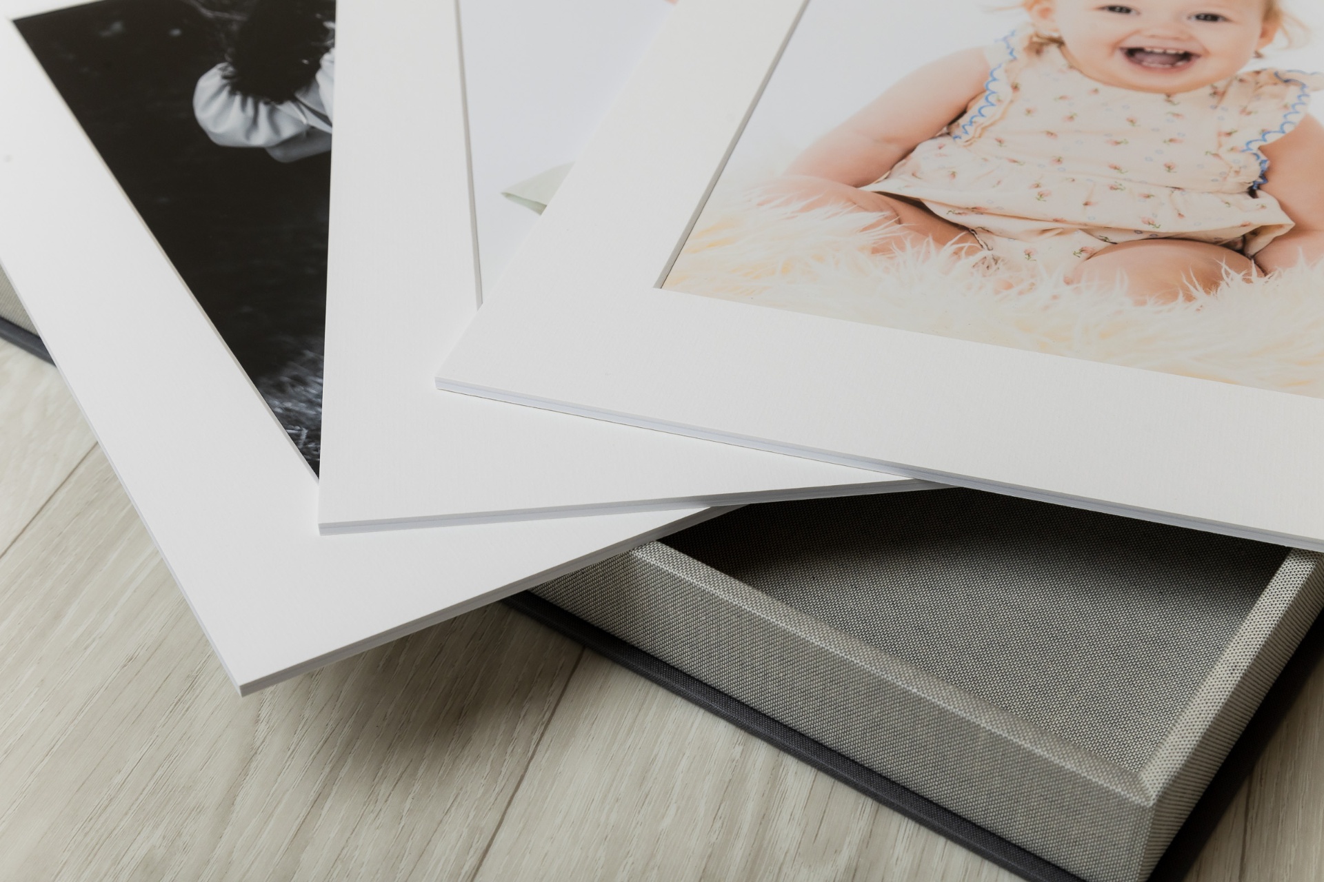 Flere luksusprint stablet ovenpå hinanden i portrætboks