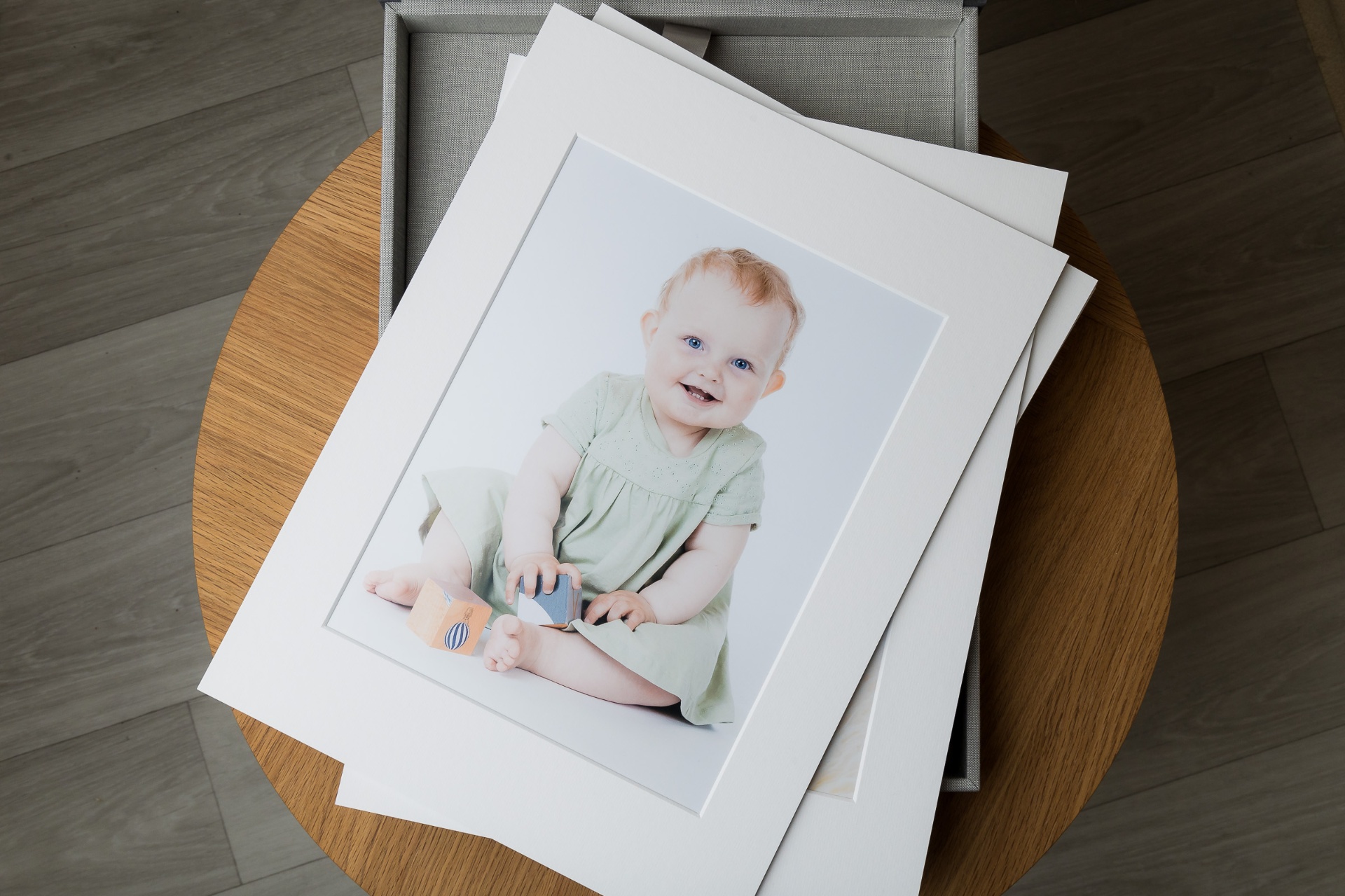 Portrætboks set fra oven med babyportræt