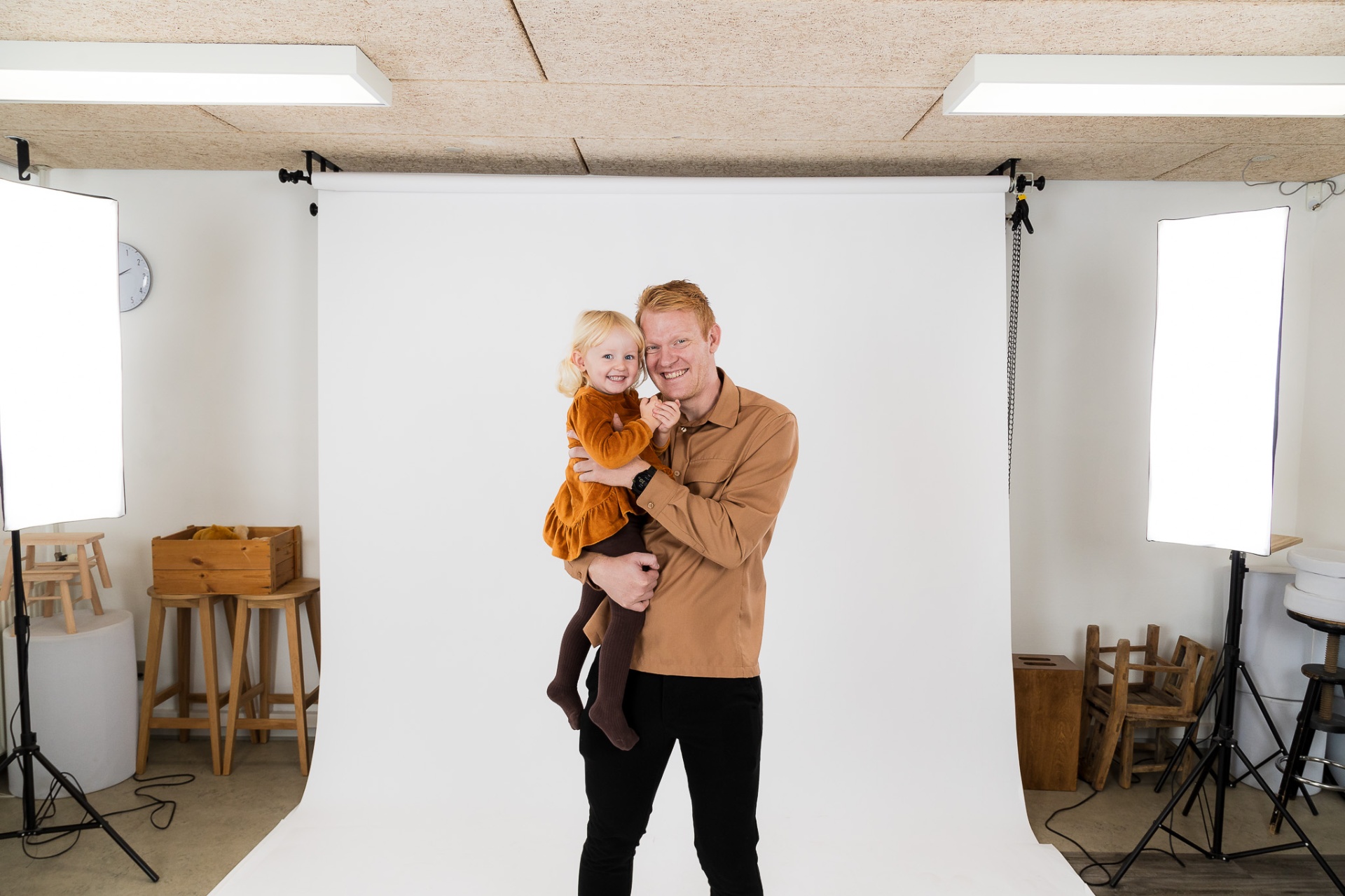 Far og datter fotograferes i studiet hos Thellufsenfoto