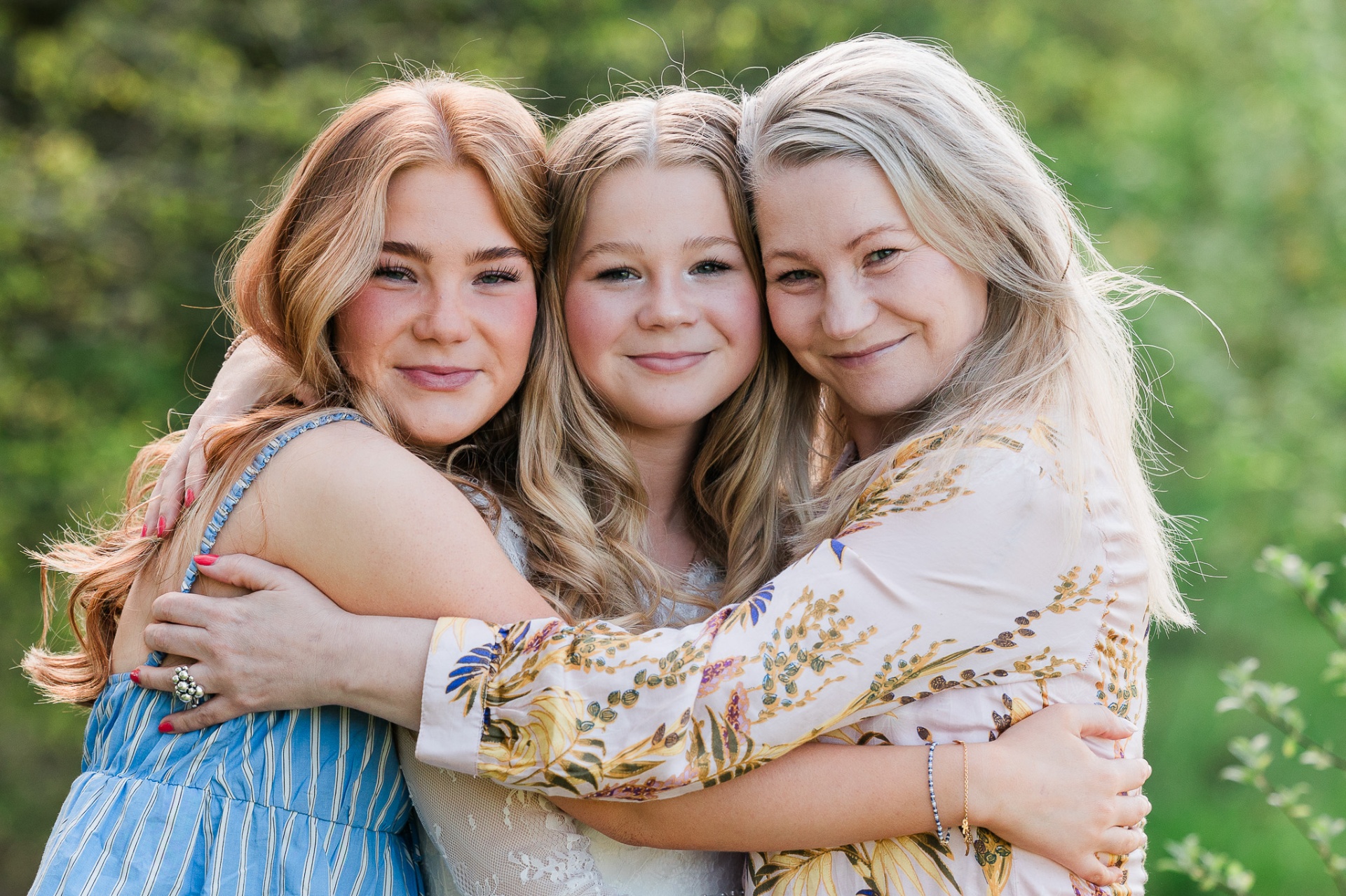 Tre kvinder udendørs med harmonerende tøjvalg til fotografering i Nordjylland