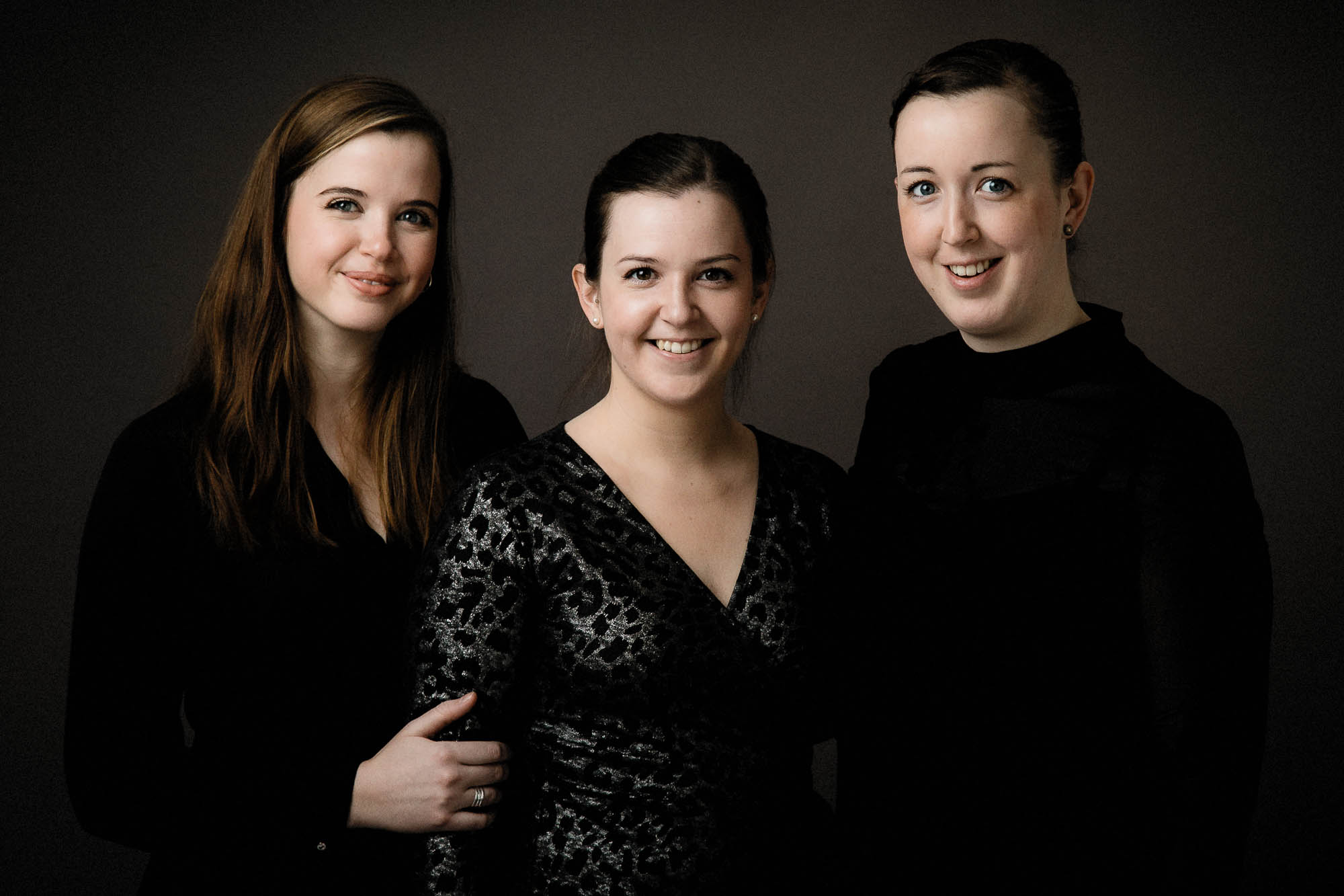 Tre søstre fotograferet i studie – professionel søskendefotografering nær Brovst