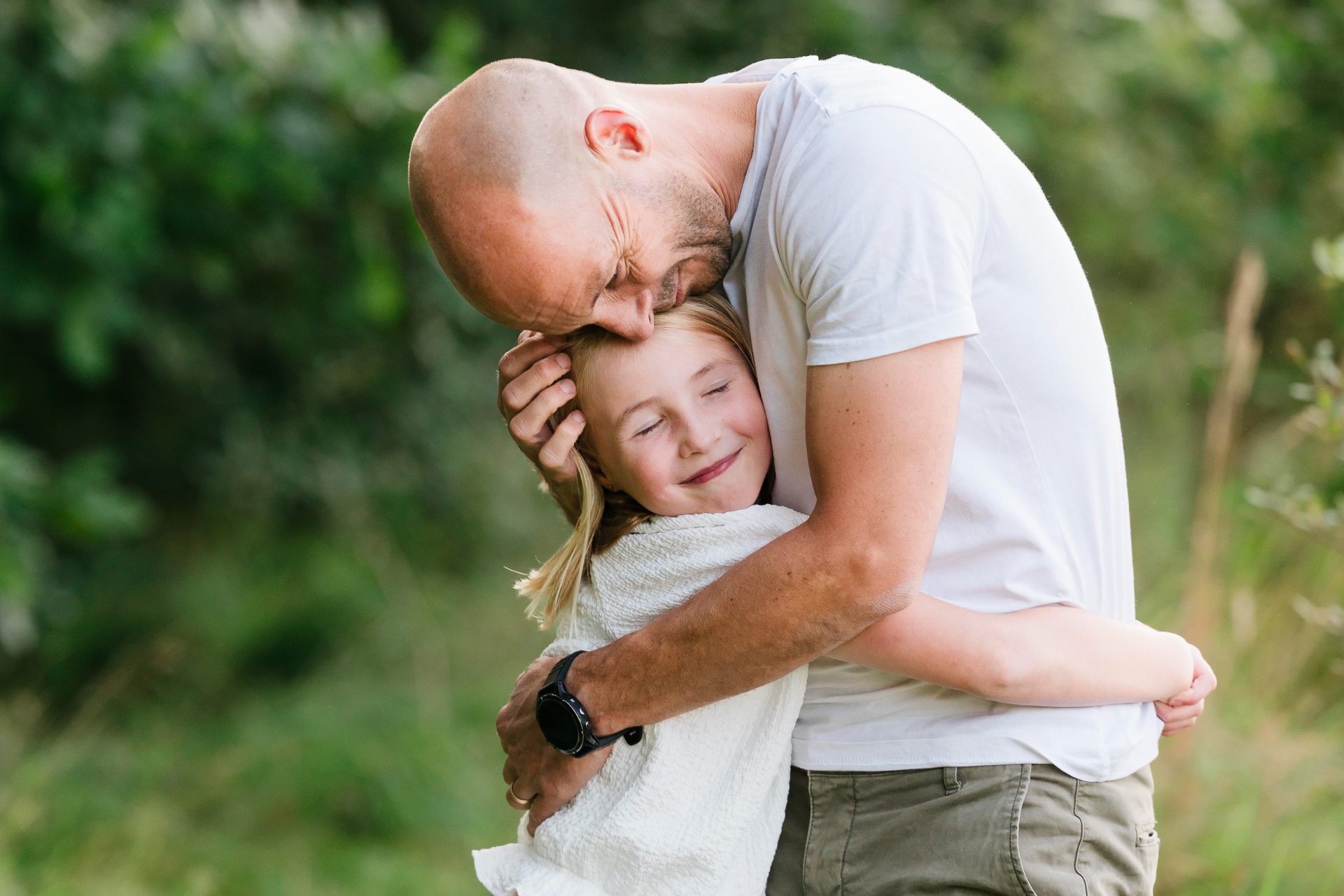 Far krammer datter udendørs