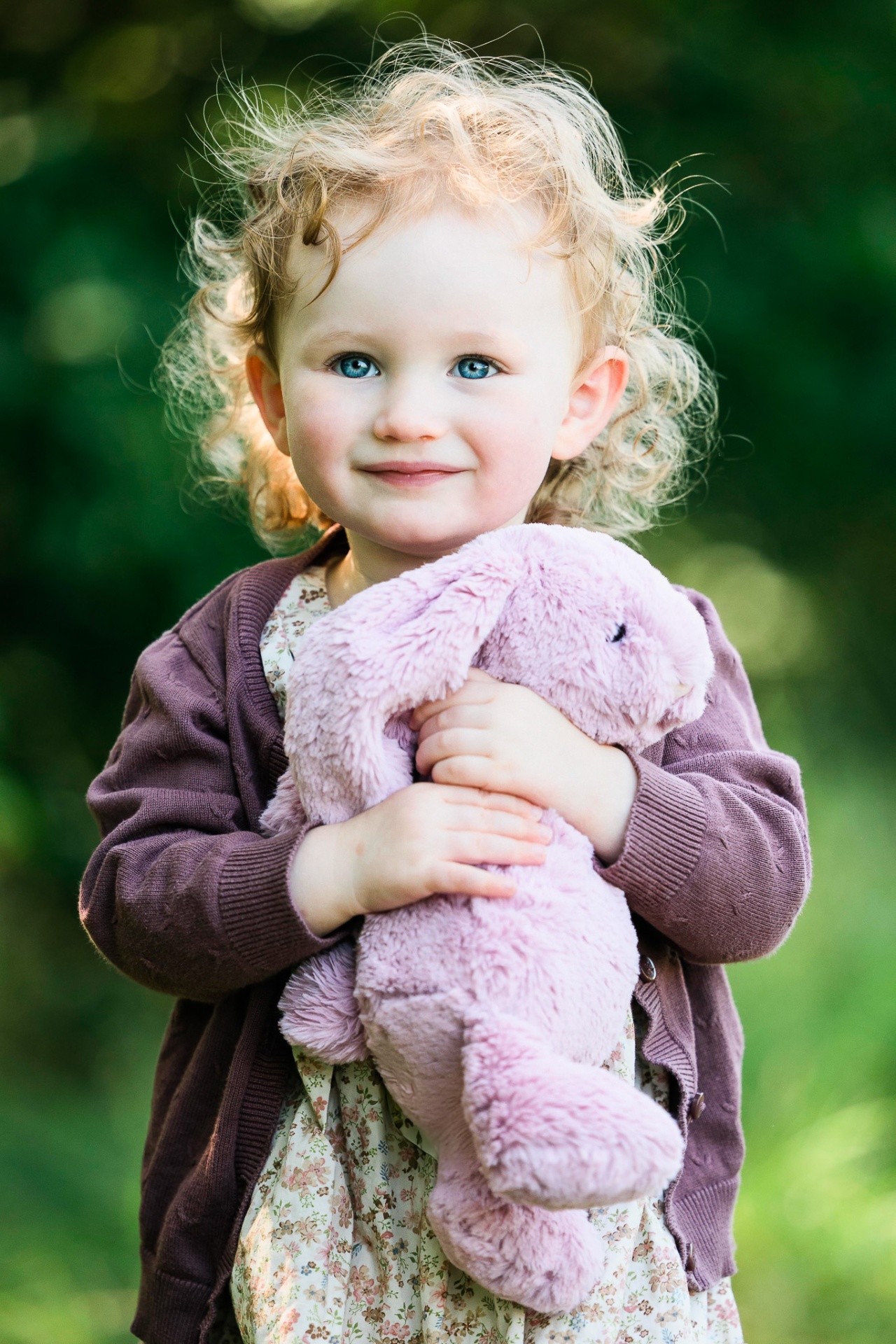 Lille pige med bamse i naturen