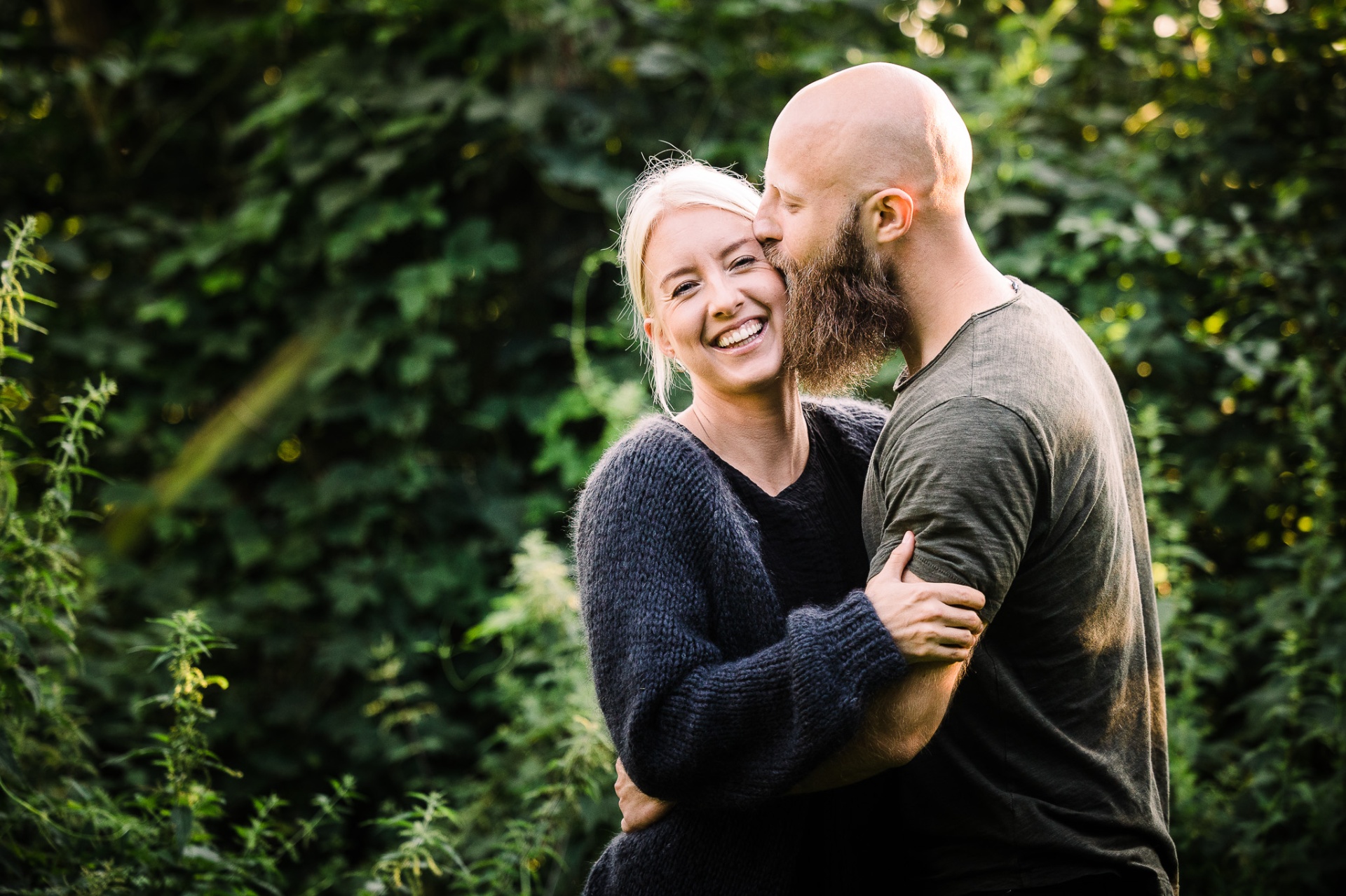 Par griner sammen i naturen