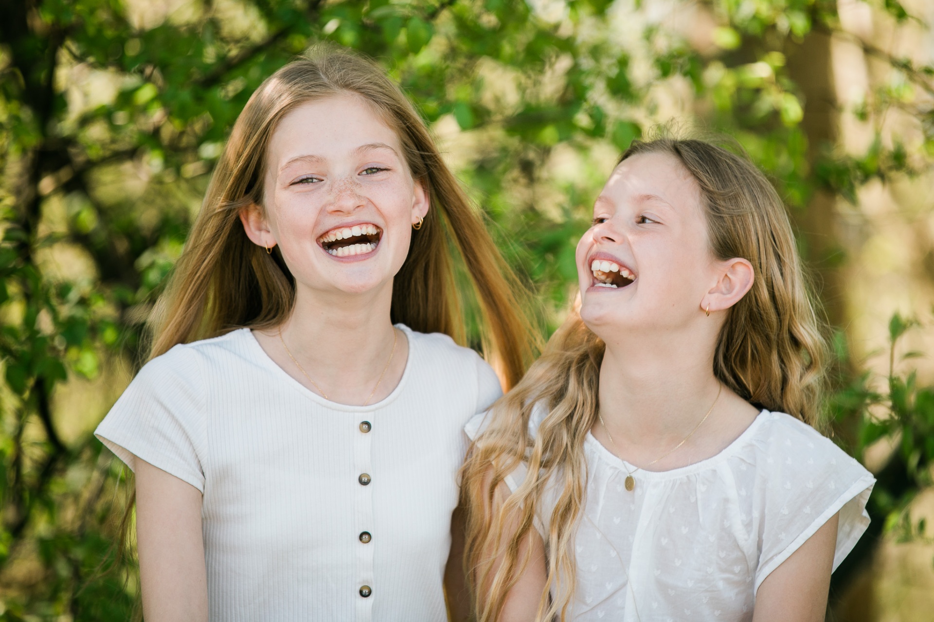 Mor og datter griner udendørs