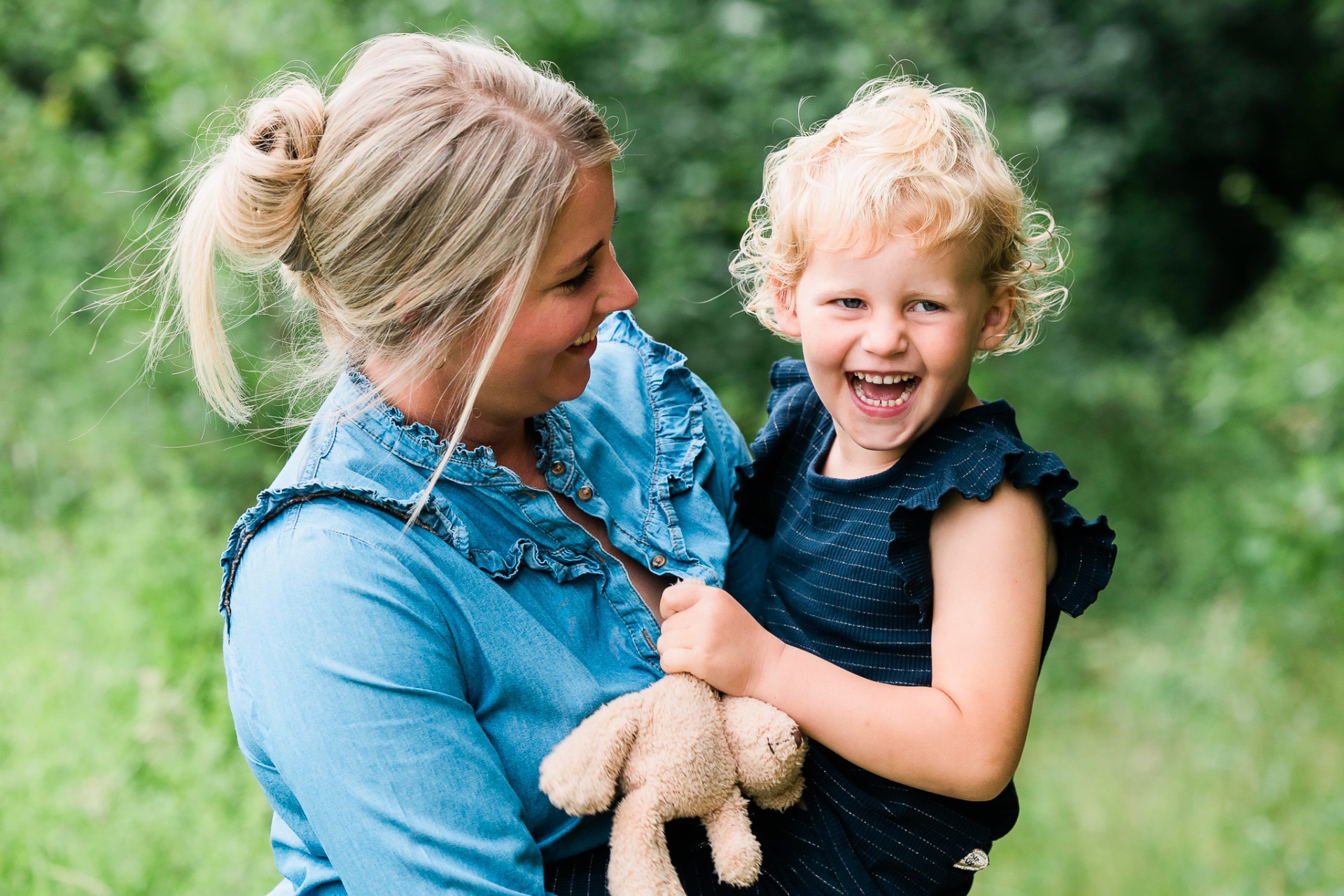 Søstre griner sammen i naturen