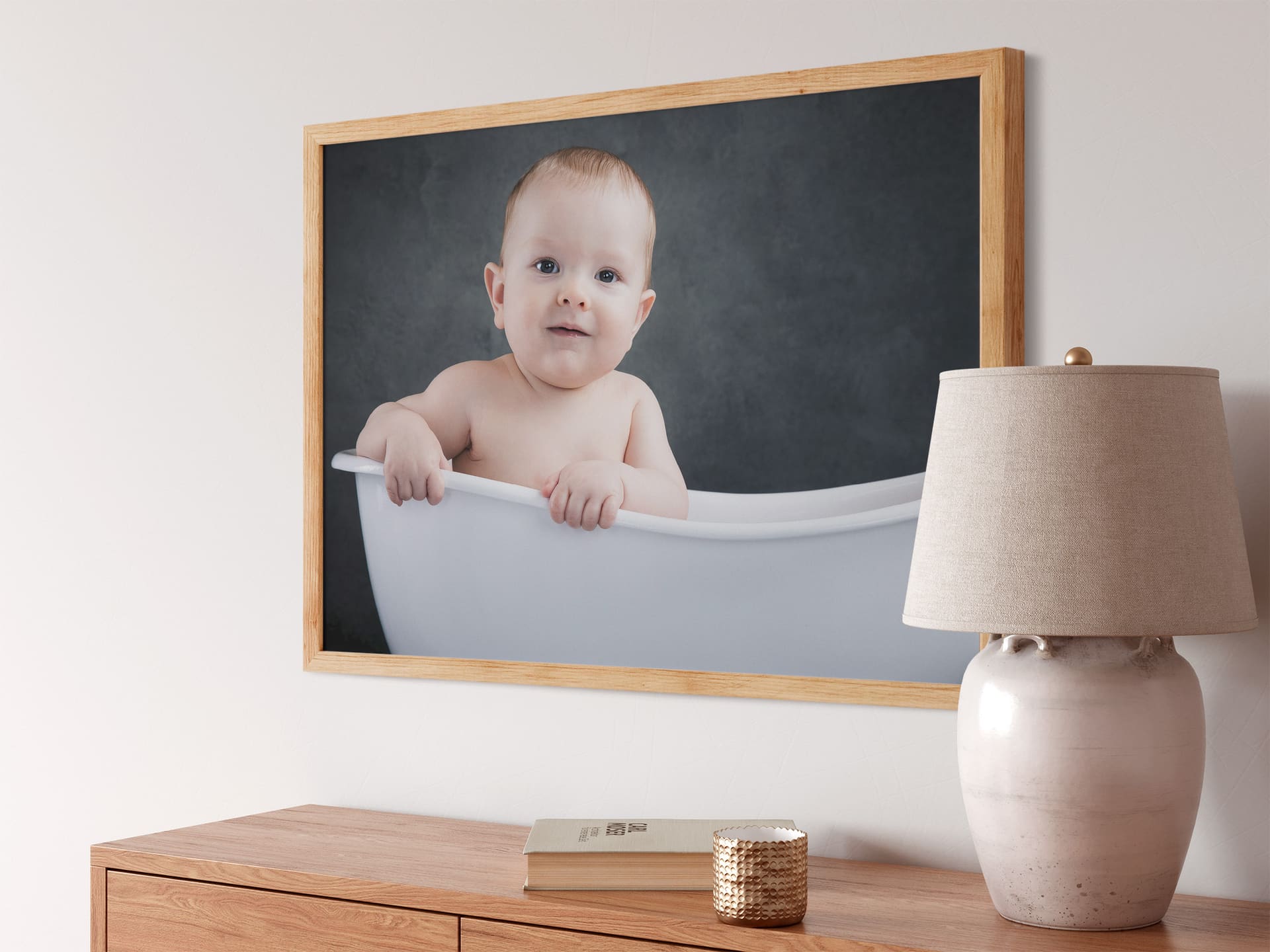 Indrammet babybillede i badekar ophængt over skænk - studiefotografering Aabybro