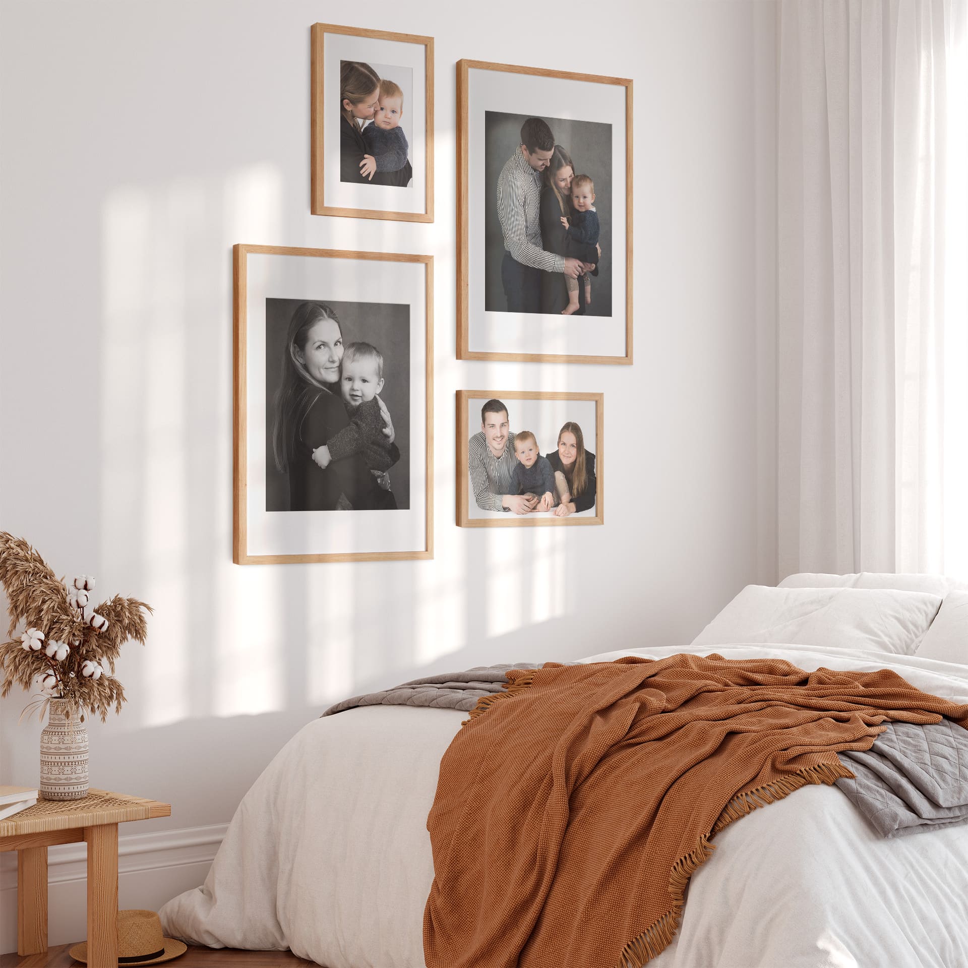 Fotovæg med familiebilleder i stue